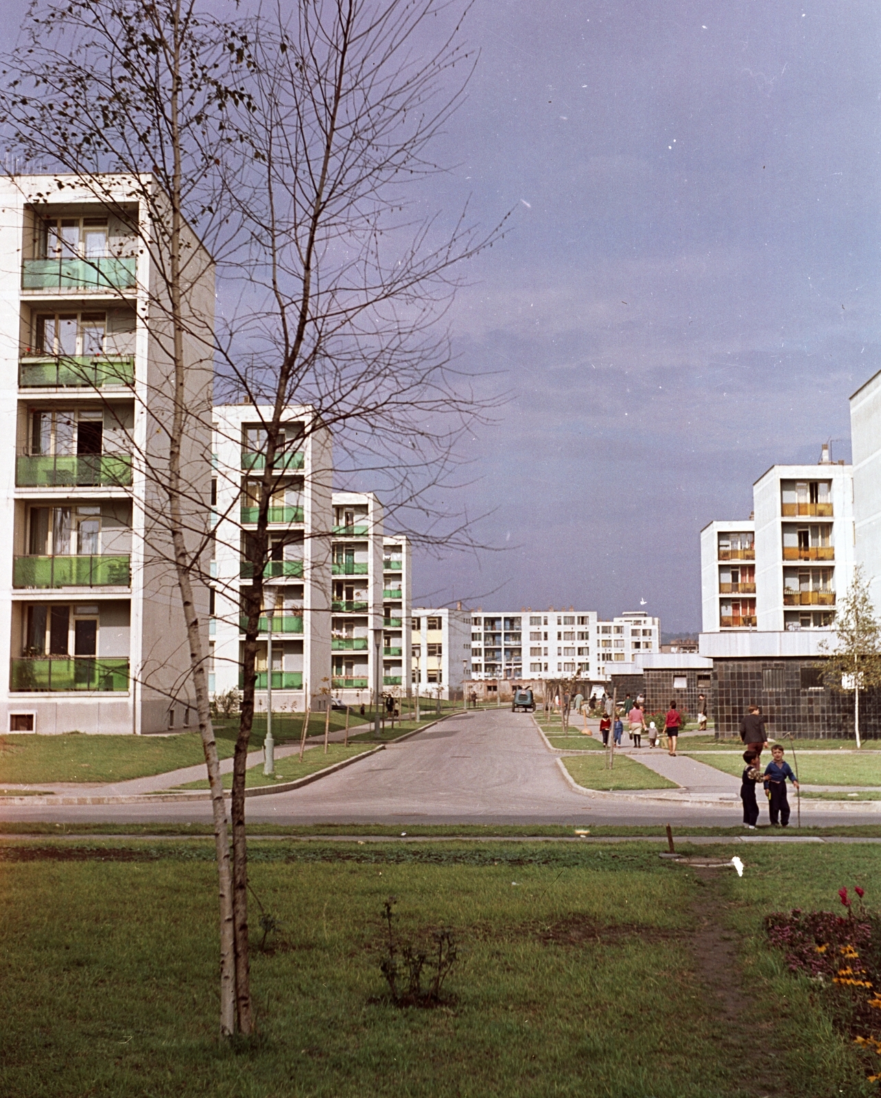 Hungary, Miskolc, Dél - Kilián, Iván utca a Benedek Elek utca felől nézve., 1963, Építésügyi Dokumentációs és Információs Központ, VÁTI, colorful, blocks, Fortepan #29222