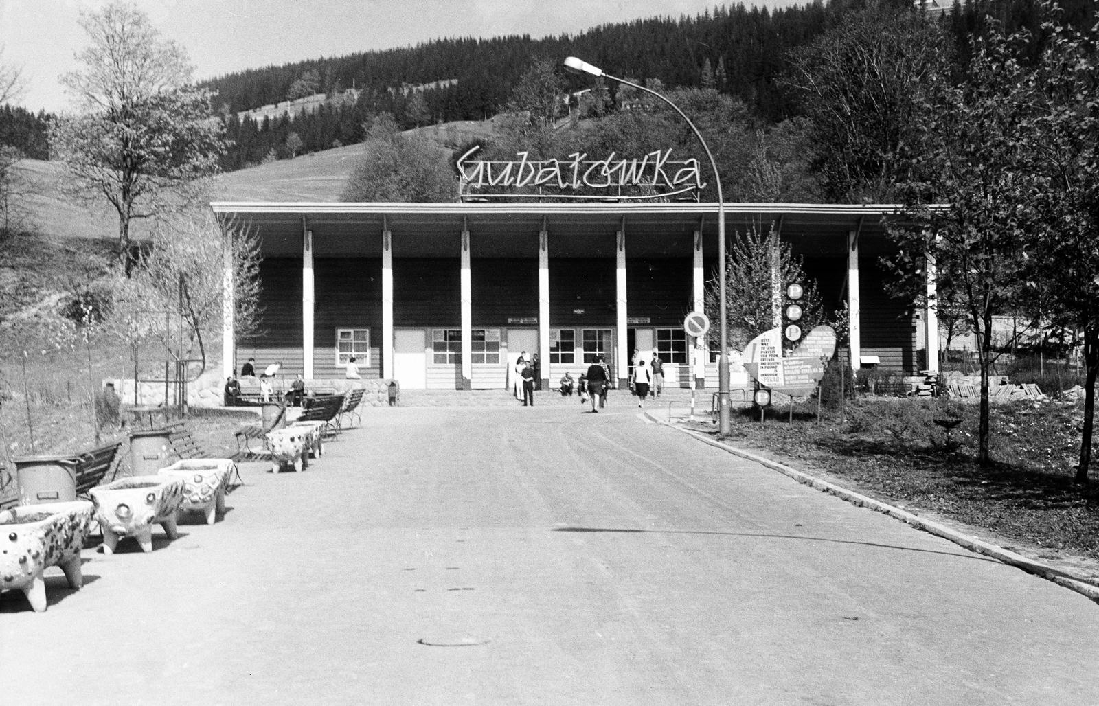 Poland, Zakopane, szemben a Gubalowka sikló alsó állomása., 1969, Dusik, main entrance, modern architecture, Fortepan #292226