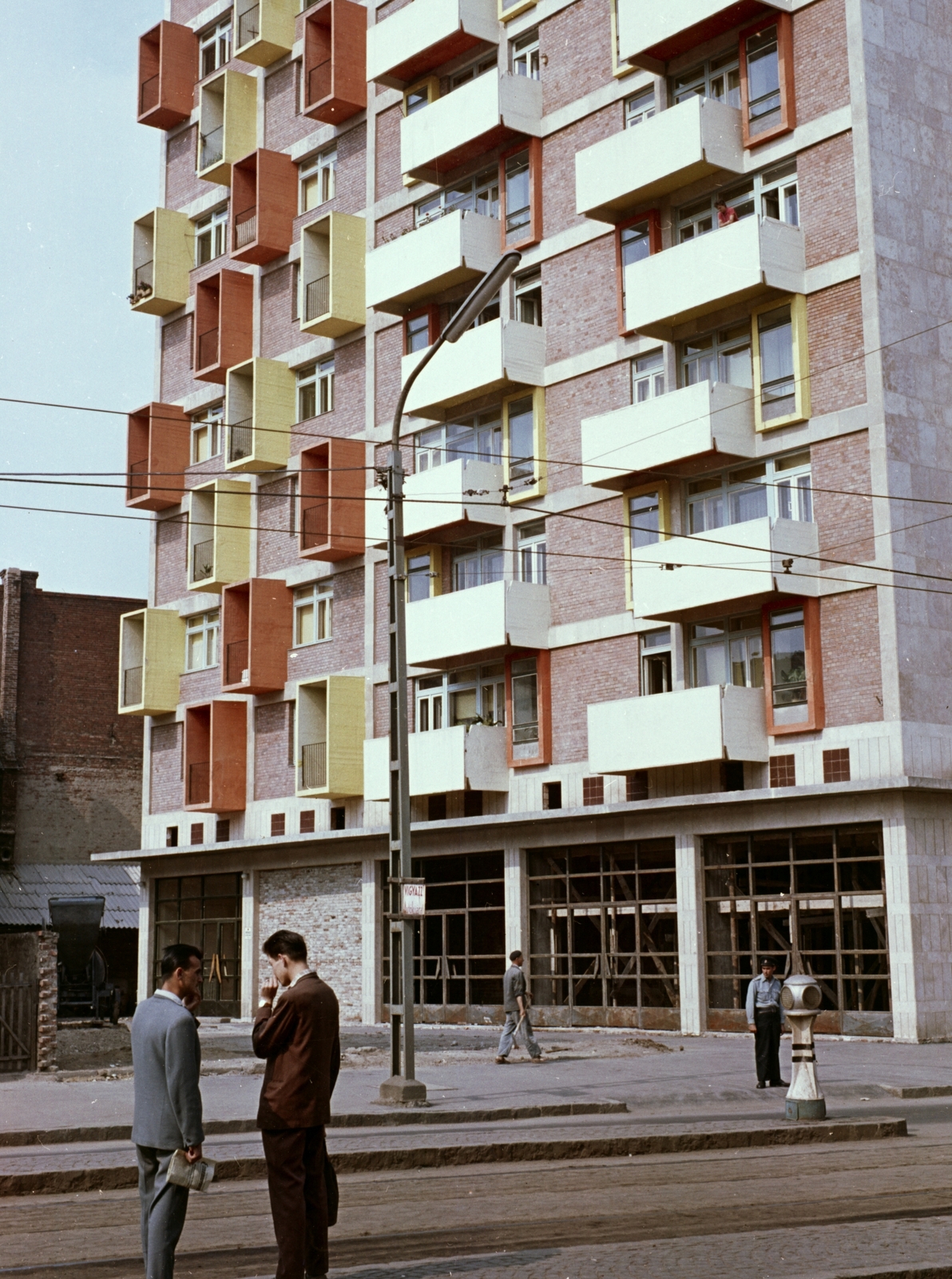Hungary, Miskolc, Bajcsy-Zsilinszky út az Ady hídnál, Fórum ház., 1963, Építésügyi Dokumentációs és Információs Központ, VÁTI, colorful, street view, cop, csibi lamp, tram stop, modern architecture, Fortepan #29223