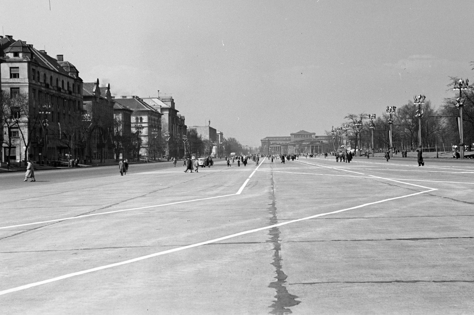 Hungary, Budapest VII.,Budapest XIV., Dózsa György út (Felvonulási tér) az Ajtósi Dürer sor felől a Hősök tere felé nézve., 1960, Dusik, street view, Budapest, Fortepan #292239