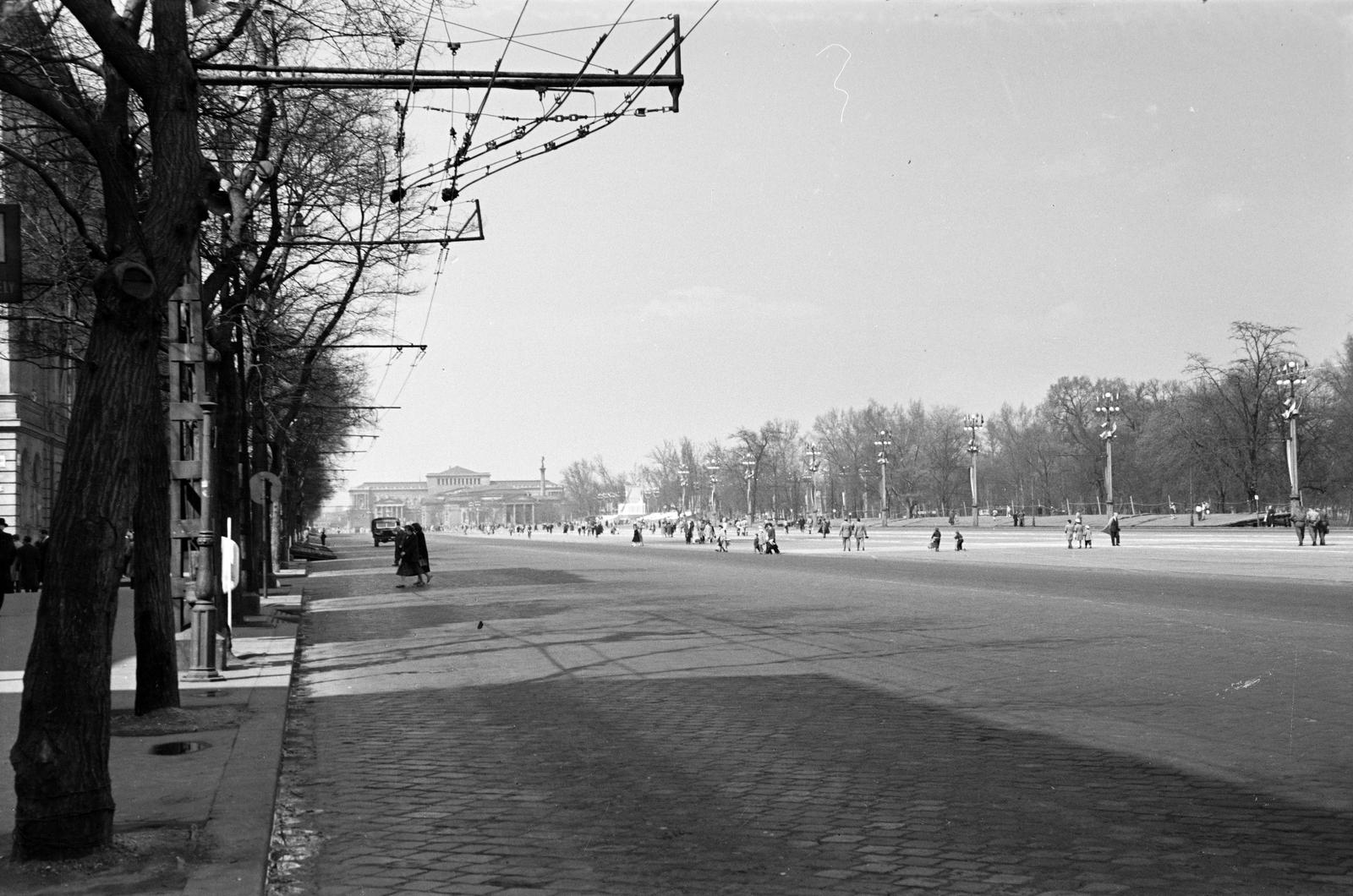 Magyarország, Budapest VII.,Budapest XIV., Dózsa György út az István (Landler Jenő) utca felől a Felvonulási tér és a Hősök tere felé nézve., 1960, Dusik, utcakép, Budapest, Fortepan #292240