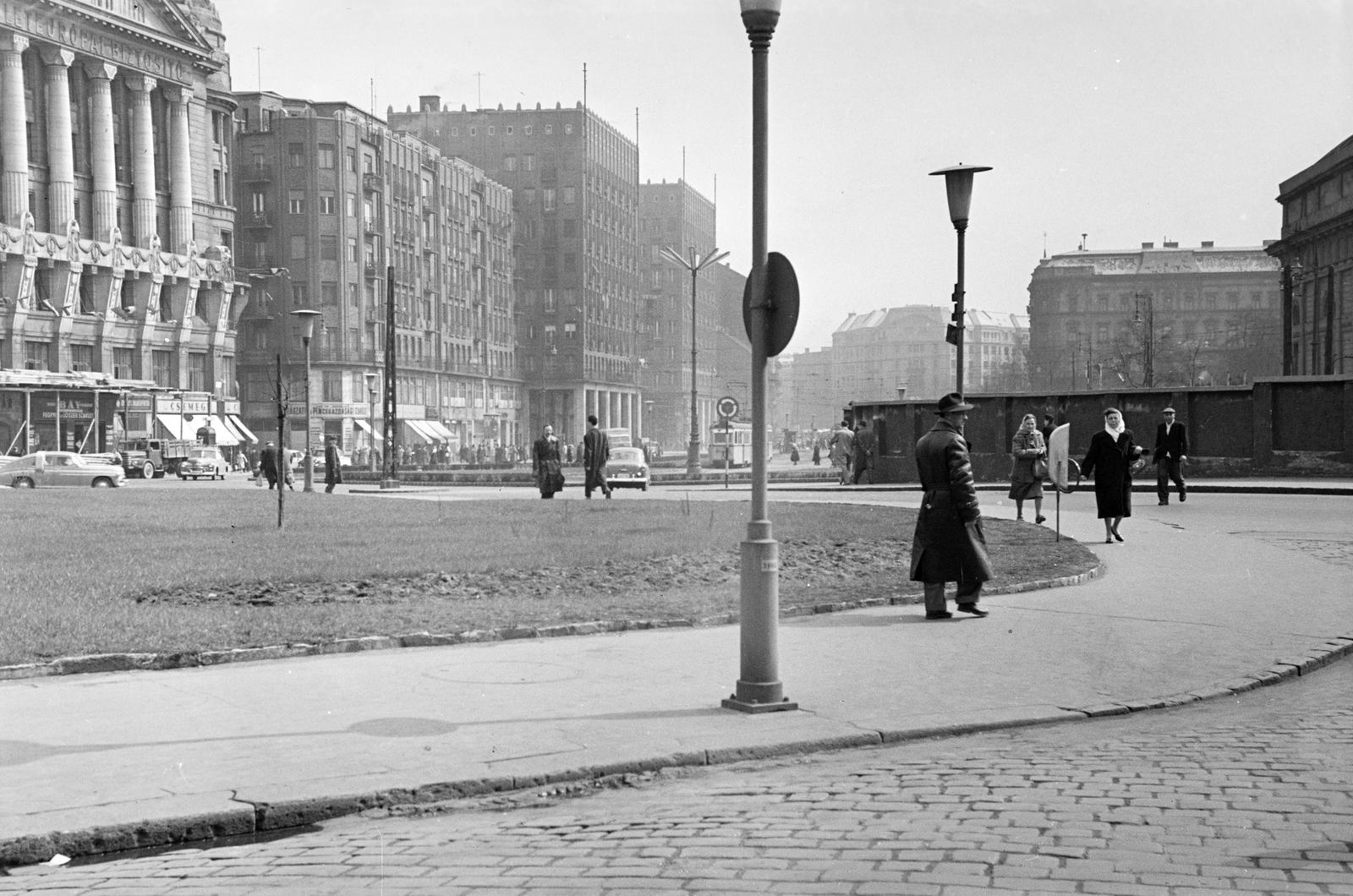 Magyarország, Budapest V., Deák Ferenc tér, szemben a Károly (Tanács) körút. Balra az Anker-ház és a Madách-ház között a Király (Majakovszkij) utca torkolata., 1960, Dusik, tér, Budapest, Fortepan #292243