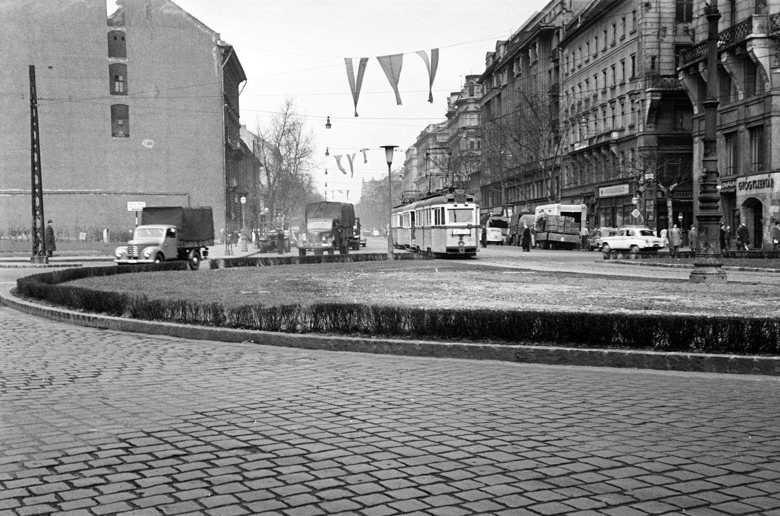 Hungary, Budapest V.,Budapest VI., Deák Ferenc tér. Szemben a Bajcsy-Zsilinszky út, balra a lebontott Kemnitzer ("Két török") ház helye., 1960, Dusik, hedge, street view, commercial vehicle, tram, Budapest, Fortepan #292245