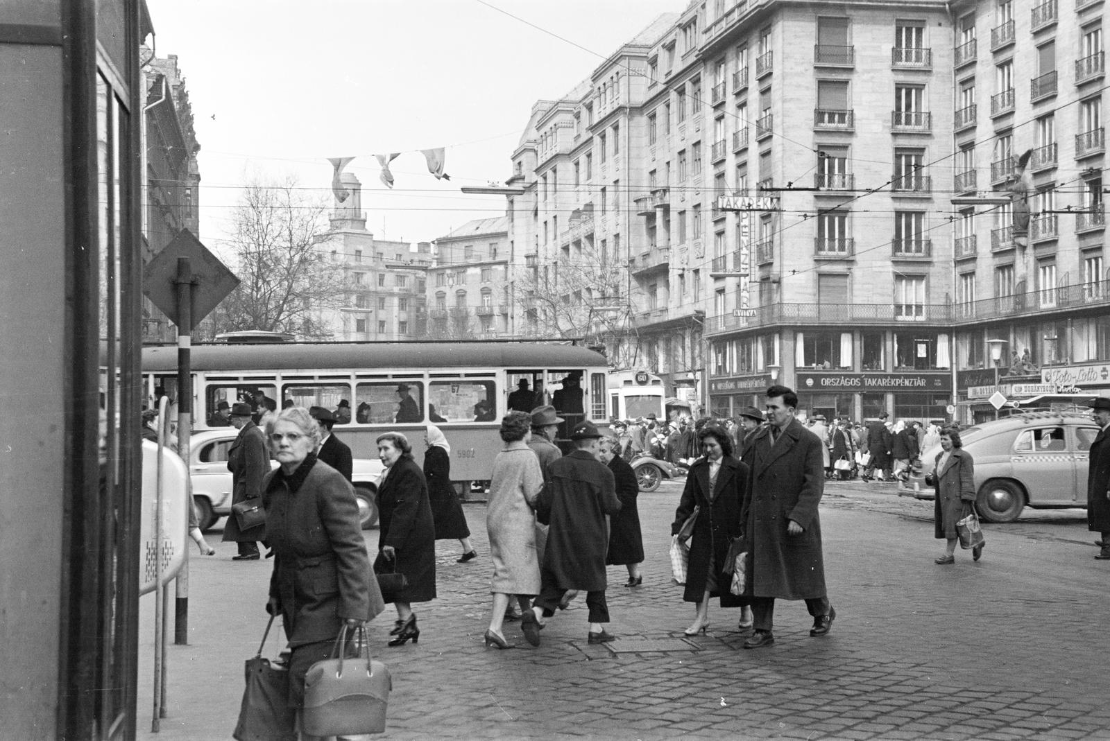 Magyarország, Budapest V.,Budapest VII., Múzeum körút a Károly (Tanács) körút felé nézve, középen az Astoria kereszteződés., 1960, Dusik, Best of, villamos, járókelő, közlekedés, útkereszteződés, Budapest, Fortepan #292248
