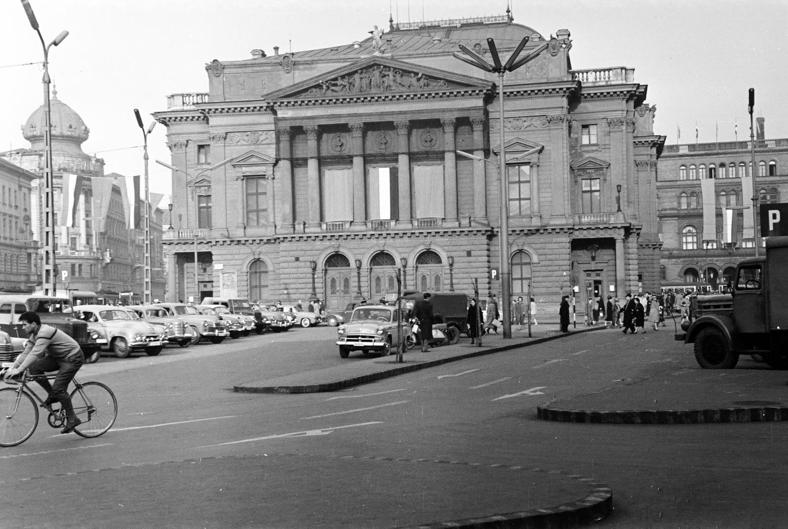 Hungary, Budapest VIII., Blaha Lujza tér, Nemzeti Színház., 1960, Dusik, theater, car park, street lamp, eclectic architecture, Fellner and Helmer-design, colonnade, pediment, national theater, bicycle, Budapest, Fortepan #292251