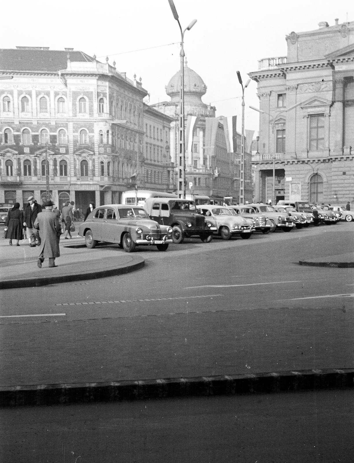 Magyarország, Budapest VII.,Budapest VIII., Blaha Lujza tér, balra az Akácfa utca - Rákóczi út sarokháza, jobbra a Nemzeti Színház., 1962, Dusik, színház, parkoló, Skoda 1201, GAZ M20 Pobeda, Budapest, Fortepan #292252