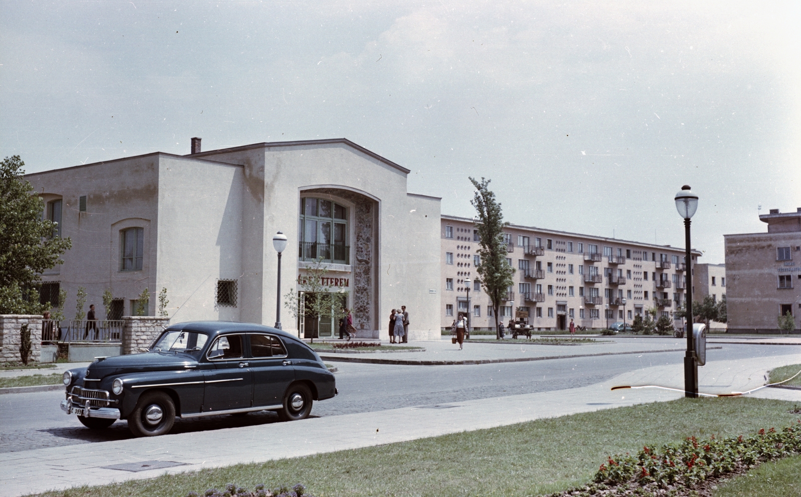 Hungary, Dunaújváros, Bartók Béla (November 7.) tér, háttérben a Május 1. utca., 1962, Építésügyi Dokumentációs és Információs Központ, VÁTI, colorful, socialist realism, automobile, FSO-brand, number plate, Fortepan #29226