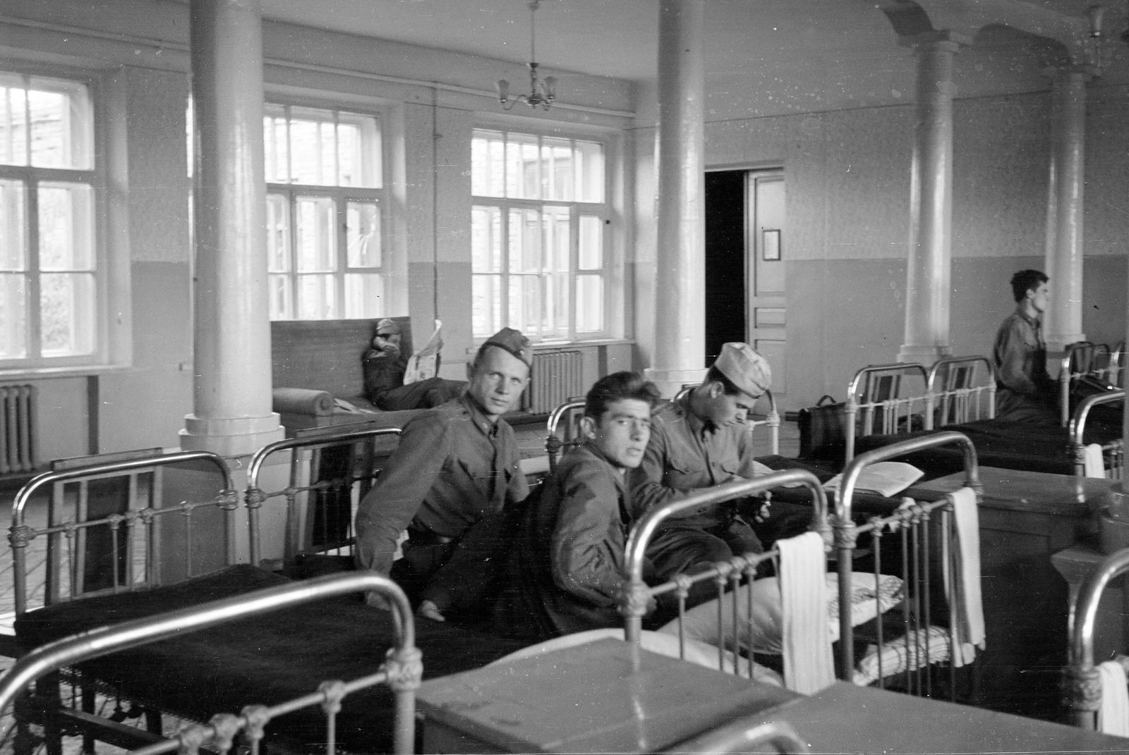 Oroszország, Boriszoglebszk, ulica Cskalova, a V. P. Cskalovról elnevezett Boriszoglebszki Felső Katonai Repülőképző Iskola., 1960, Dusik, katona, visszanézés, hálóterem, osztott ablak, vaságy, Fortepan #292260