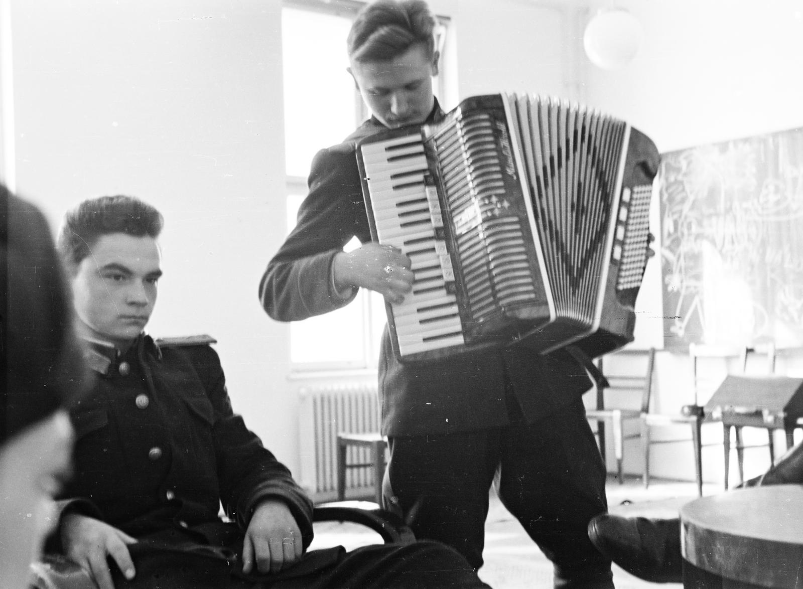 1956, Dusik, soldier, accordion, Soviet Union, Fortepan #292266