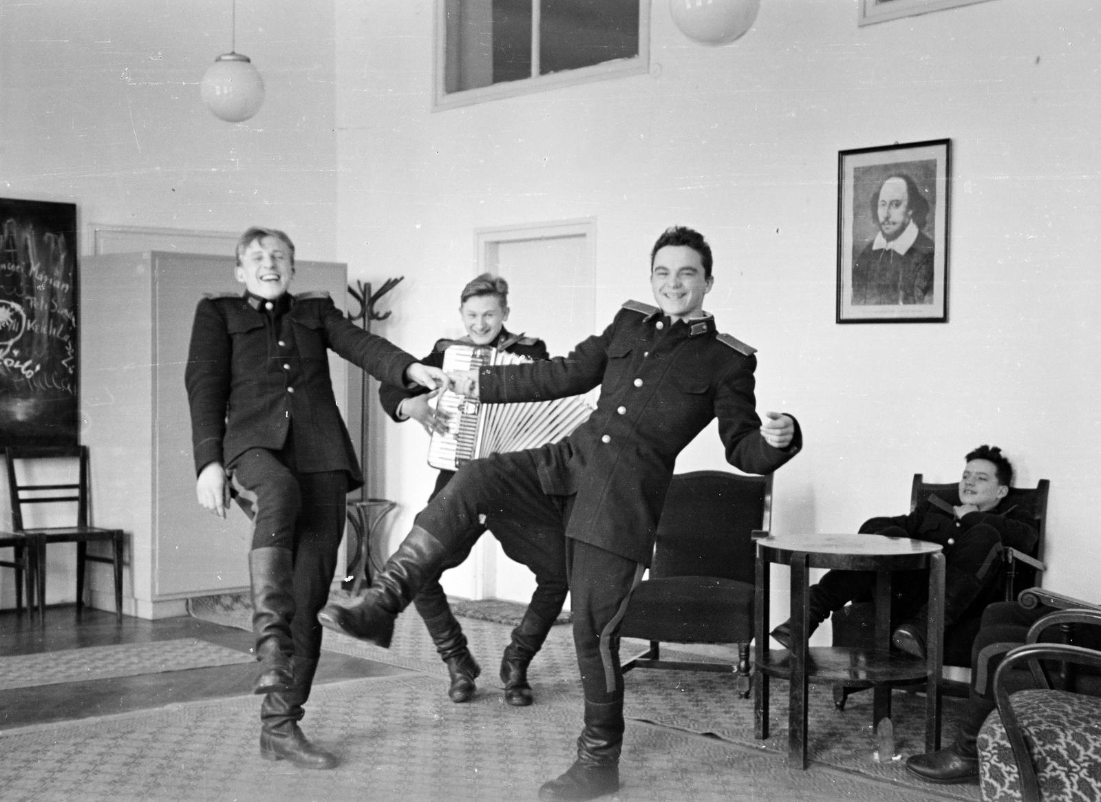1956, Dusik, Best of, William Shakespeare-portrayal, dance, accordion, musical instrument, soldier, jesting, boots, painting, uniform, Soviet soldier, Soviet Union, Fortepan #292267