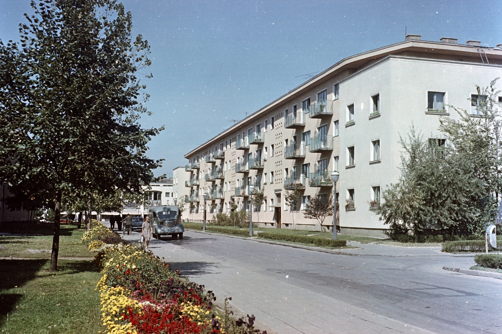 Hungary, Dunaújváros, Május 1. utca a Babits Mihály utca felé nézve., 1962, Építésügyi Dokumentációs és Információs Központ, VÁTI, colorful, commercial vehicle, flower, Fortepan #29227