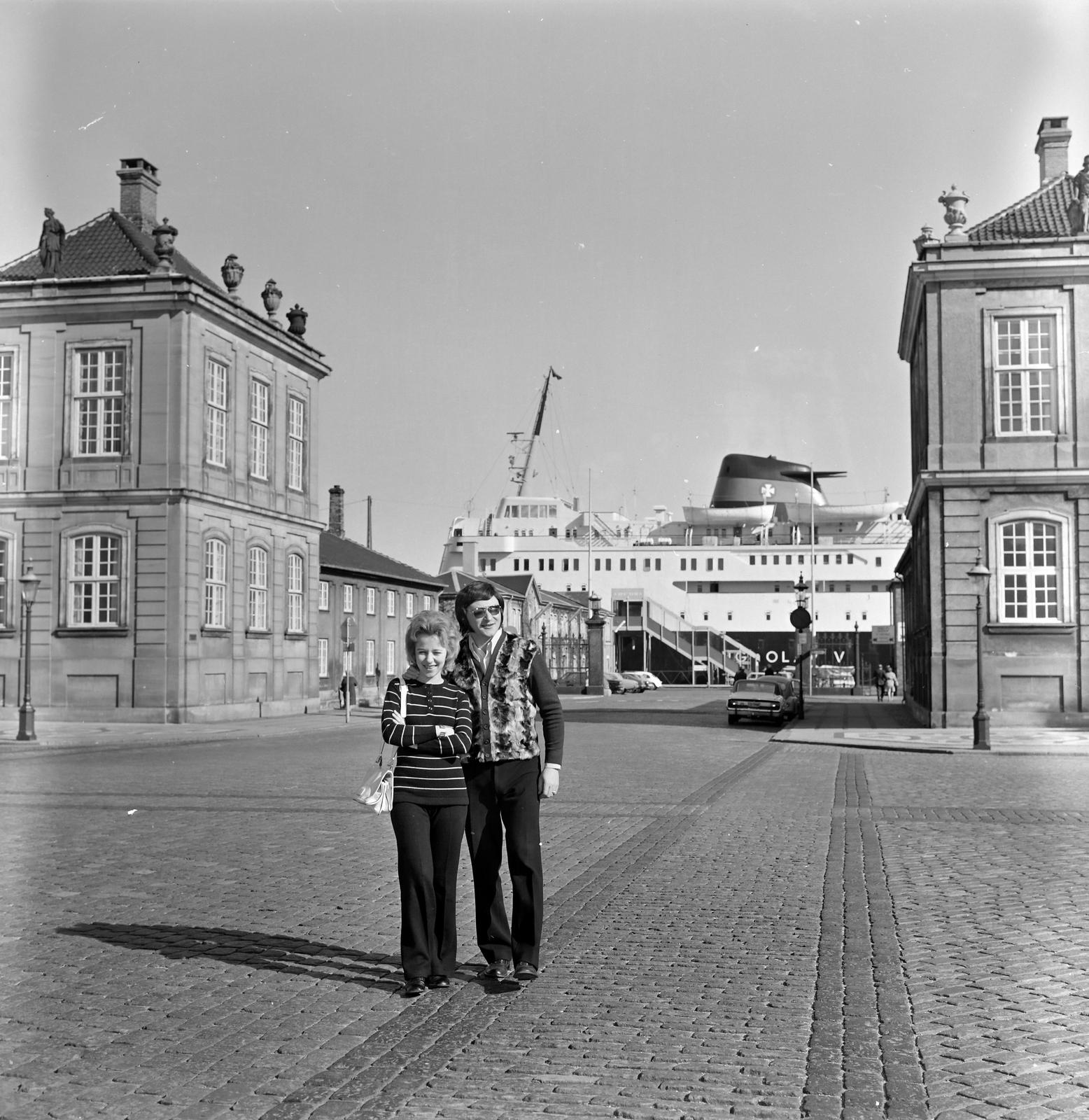 Dánia, Koppenhága, Amalienborg palota tér, Koslik Rudolf dzsesszgitáros, háttérben a kikötő., 1974, Gyurkó Zsolt, Koslik Rudolf, Fortepan #292279