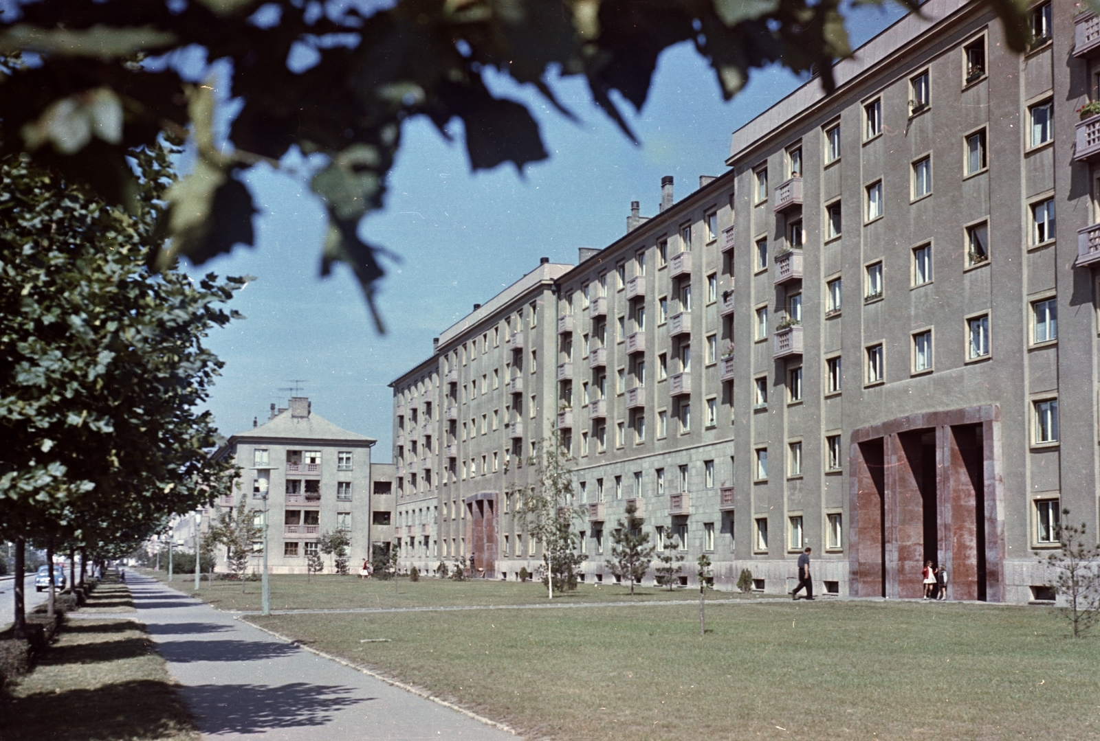 Magyarország, Dunaújváros, Vasmű út a Gagarin tér környékén., 1962, Építésügyi Dokumentációs és Információs Központ, VÁTI, színes, Fortepan #29228