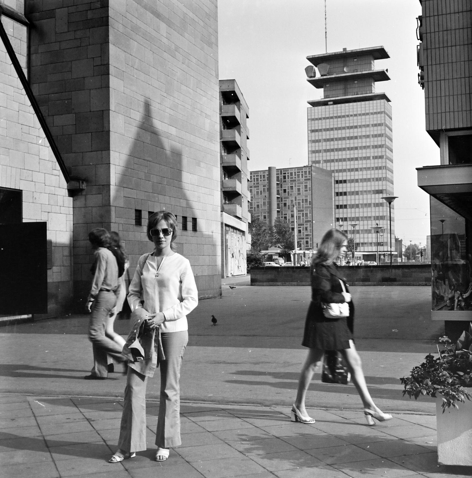 Németország, Köln, Ina-Gschlössl-Weg a Schildergasse közelében, a felvétel az Antoniterkirche előtt készült, szemben a Deutsche Telekom torony., 1974, Gyurkó Zsolt, Koslik Rudolf, Fortepan #292282