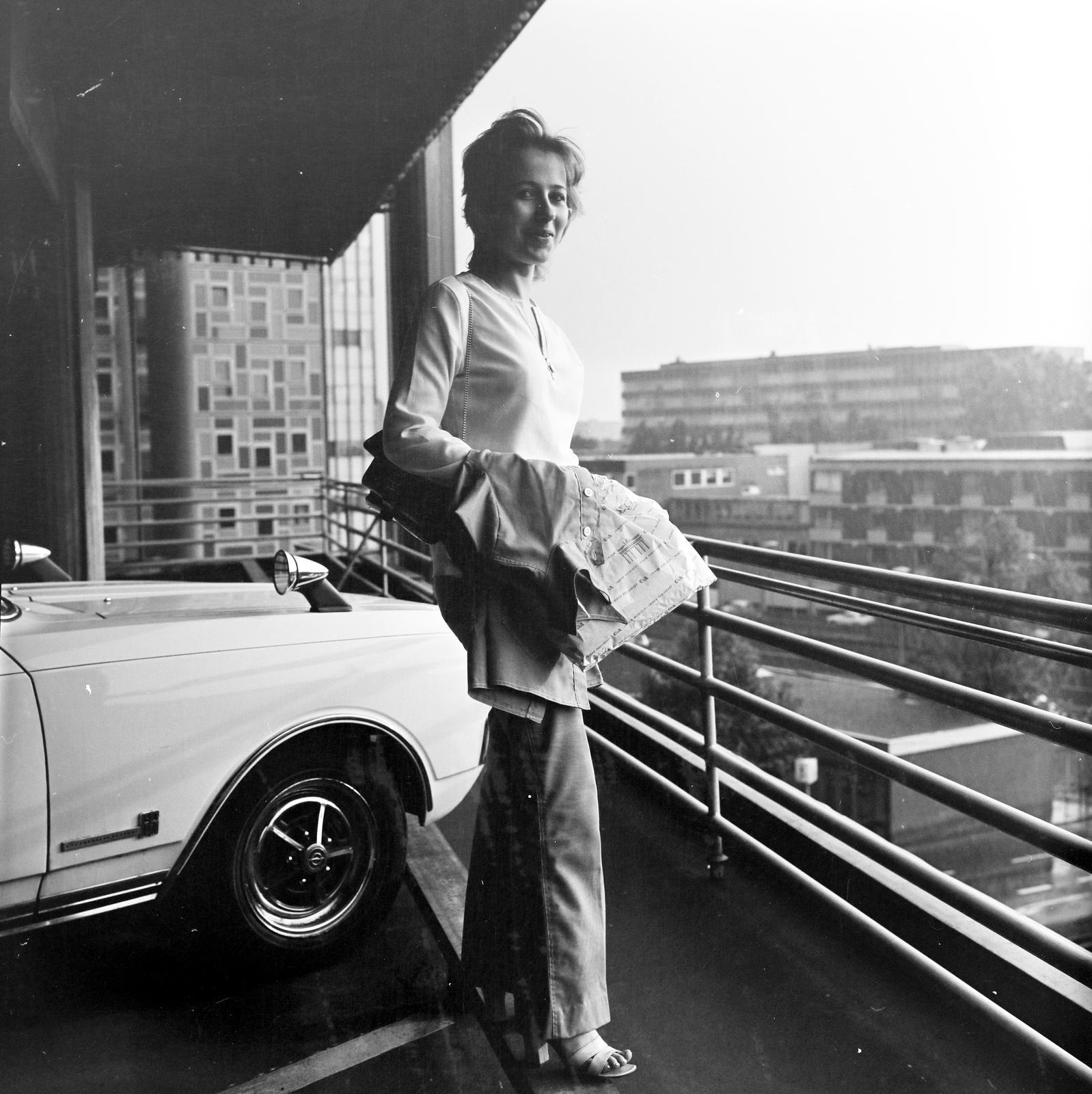 Németország, Köln, a Galeria Kaufhof parkolóház a Cäcilienstraße - An St. Agatha sarkán., 1974, Gyurkó Zsolt, Koslik Rudolf, Fortepan #292286