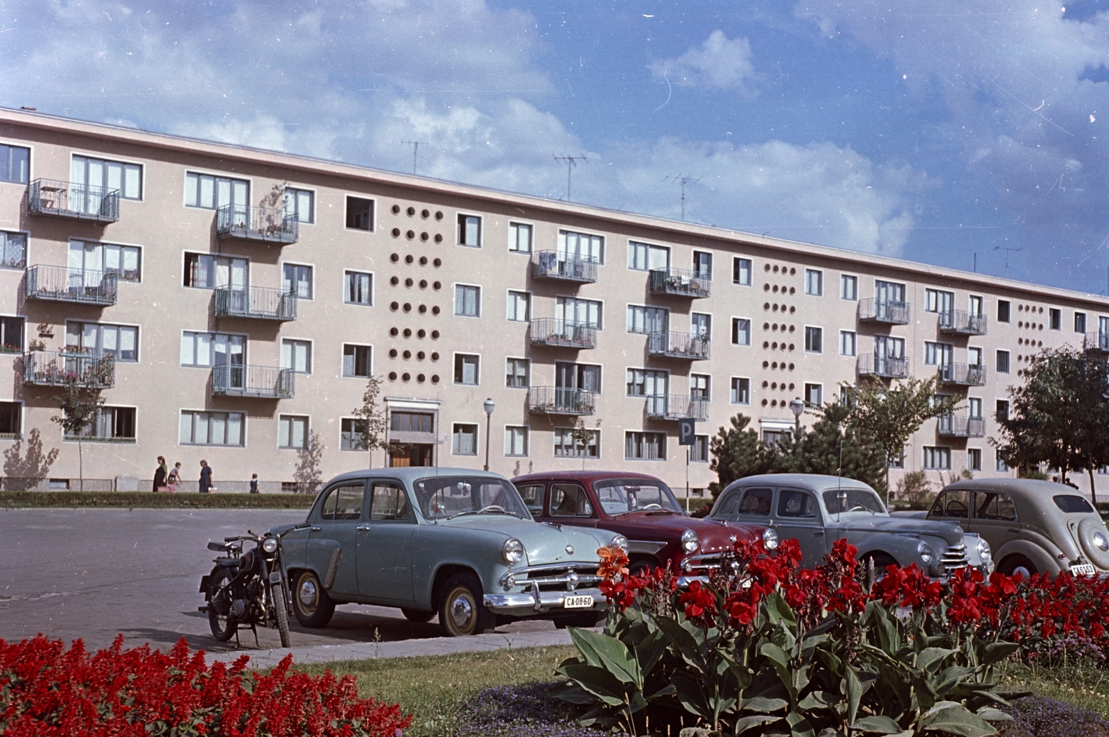 Hungary, Dunaújváros, Május 1. utca a Bartók Béla (November 7.) tér felől nézve., 1962, Építésügyi Dokumentációs és Információs Központ, VÁTI, colorful, Czechoslovak brand, Soviet brand, motorcycle, cityscape, Skoda-brand, Renault-brand, Moskvitch-brand, French brand, flower, automobile, untitled, number plate, Fortepan #29229