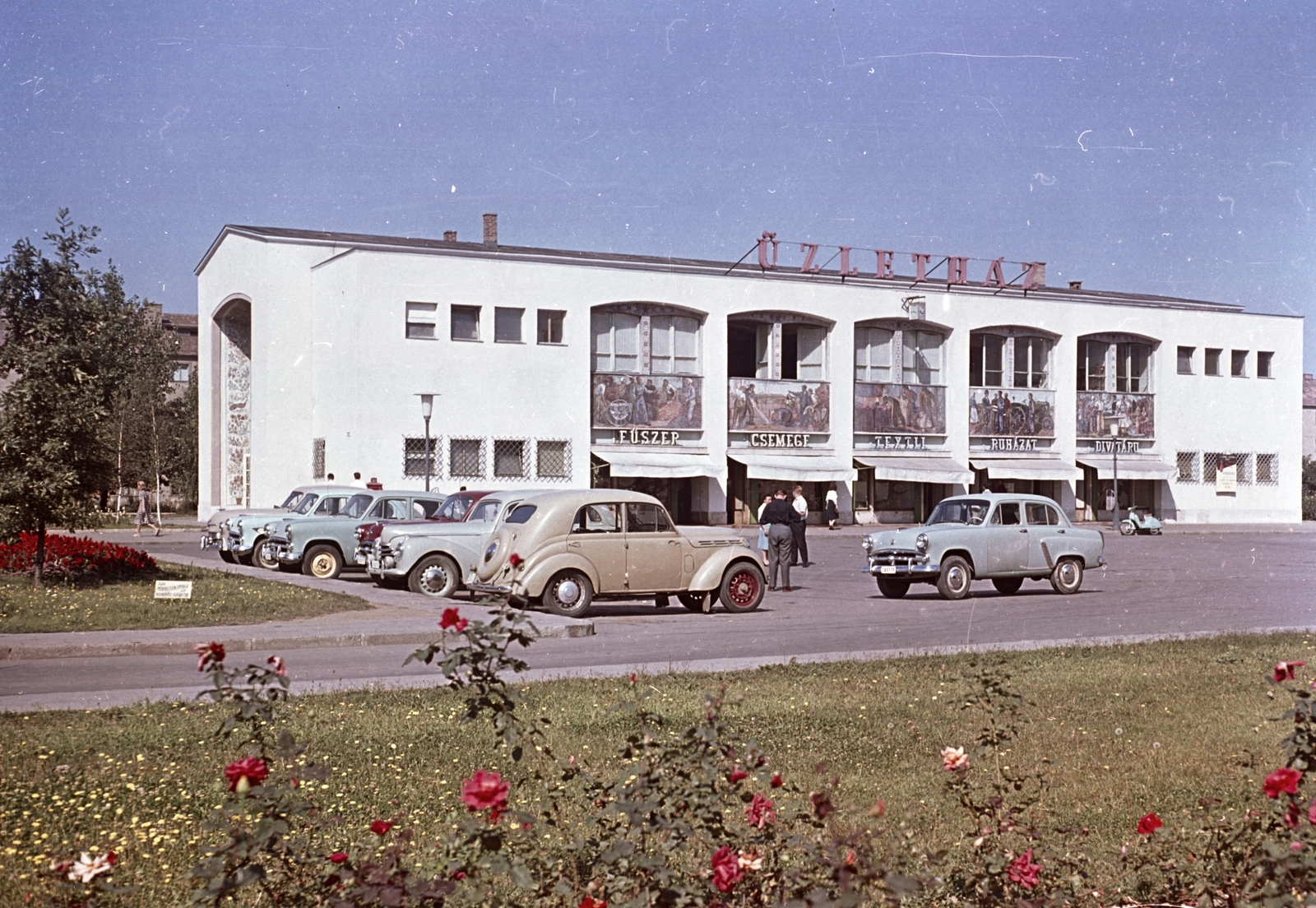 Hungary, Dunaújváros, Bartók Béla (November 7.) tér, Üzletház. Az előtérben a Moszkvicsok mellett egy Renault BFK 4., 1962, Építésügyi Dokumentációs és Információs Központ, VÁTI, colorful, Czechoslovak brand, Soviet brand, Skoda-brand, Renault-brand, Moskvitch-brand, French brand, socialist realism, automobile, untitled, Fortepan #29231