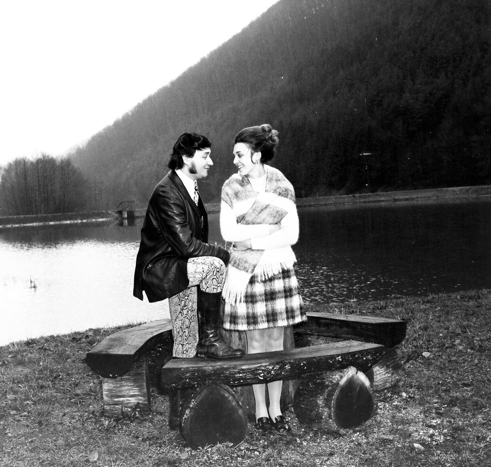 Magyarország, Nagyhuta, Áfonyás-tó, a tóparton a hölgy mellett Koslik Rudolf dzsesszgitáros áll., 1975, Gyurkó Zsolt, Koslik Rudolf, Fortepan #292312