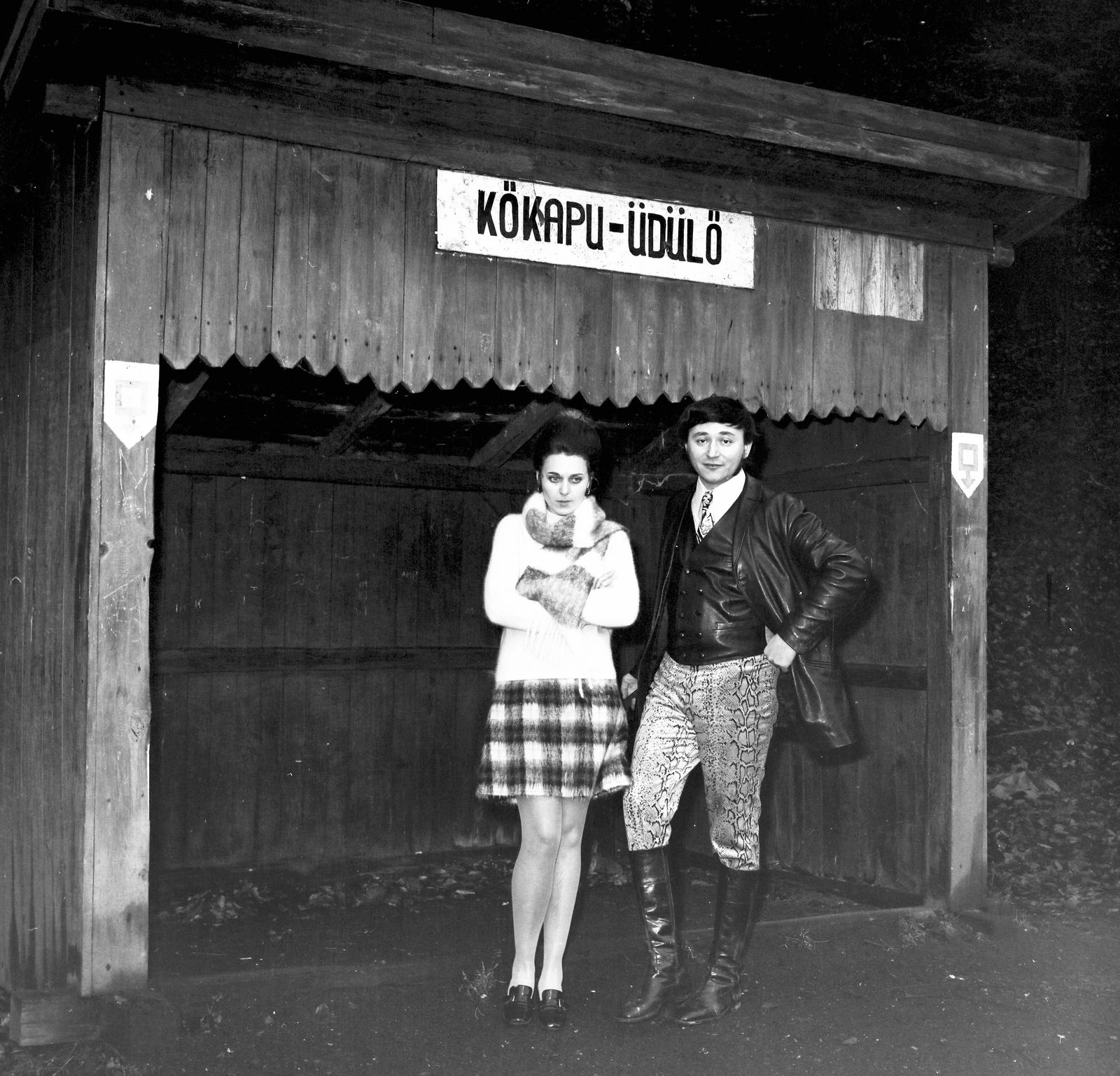 Hungary, Nagyhuta, az erdei vasút Kőkapu - üdülő megállójában, a hölgy mellett, Koslik Rudolf dzsesszgitáros áll, 1975, Gyurkó Zsolt, man and woman, station, stone gate, narrow-gauge railway, Best of, Fortepan #292313