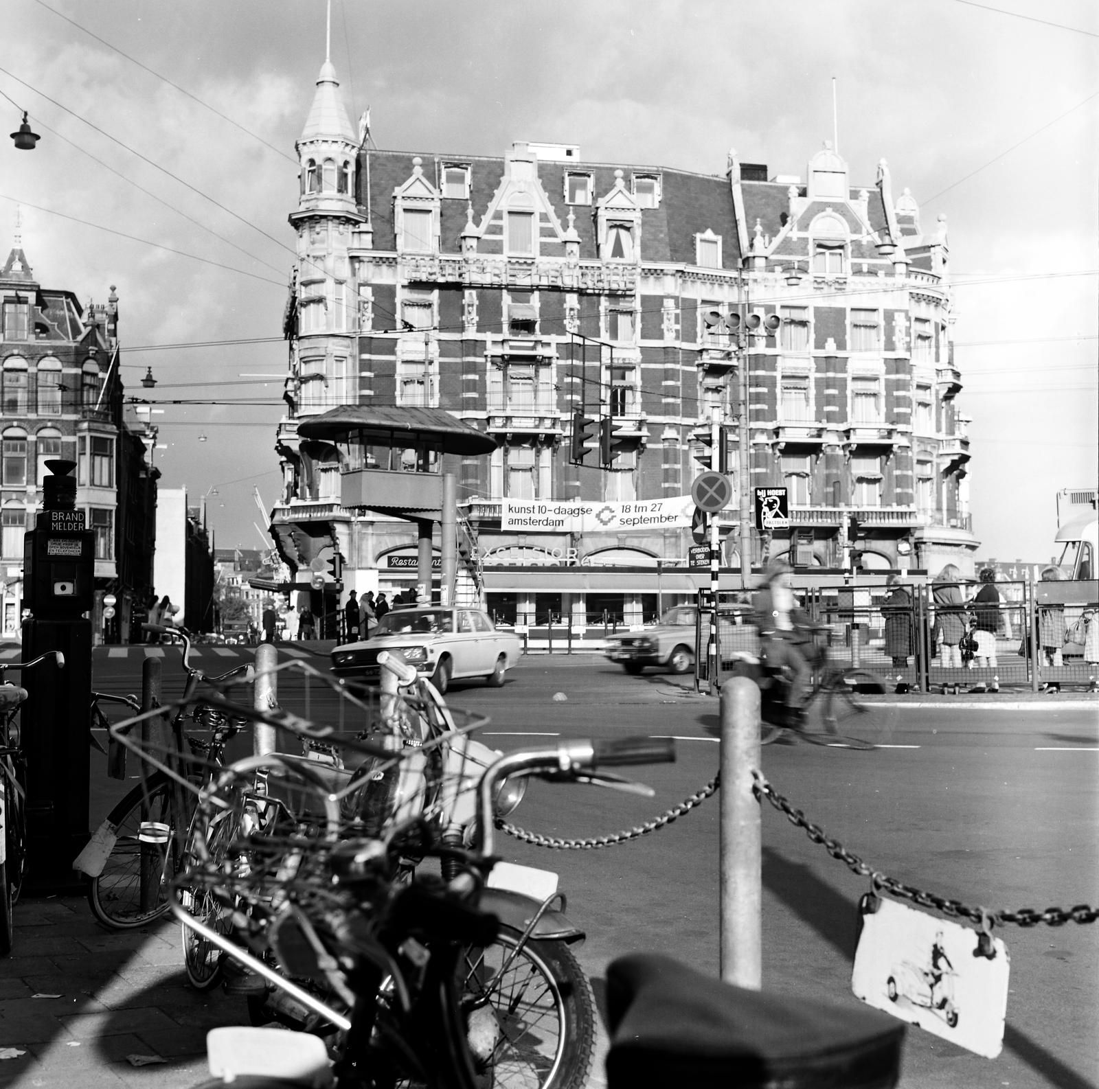 Hollandia, Amszterdam, Muntplein, a Dolensluis híd folytatásaként a Nieuwe Doelenstraat. Szemben hotel a Rokin csatorna és az Amstel folyó találkozásánál áll., 1974, Gyurkó Zsolt, Koslik Rudolf, Fortepan #292317
