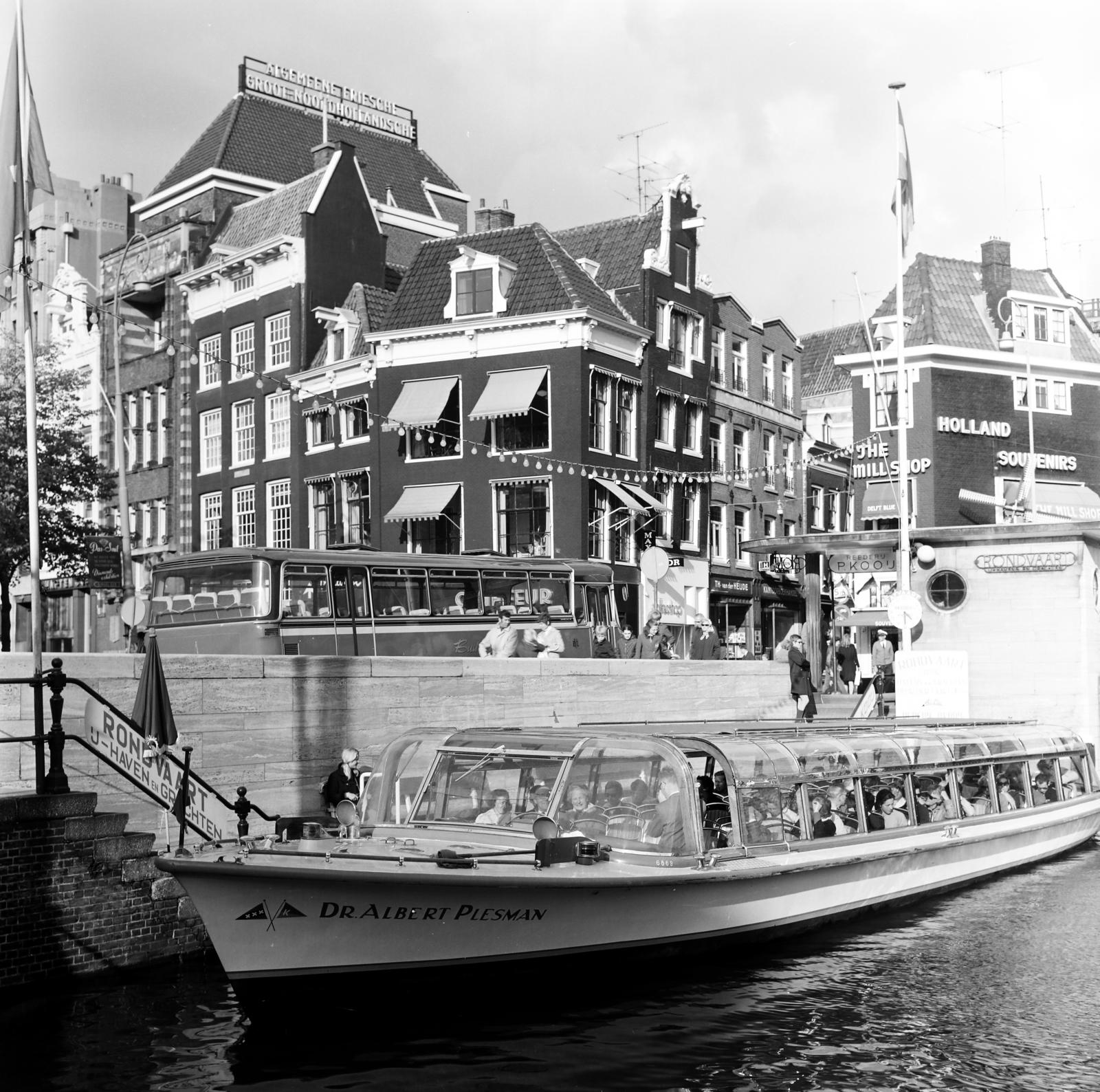 Hollandia, Amszterdam, Rokin csatorna, jobbra a Grimnessesluis híd hídfője, mögötte a Langebrugsteeg épületei., 1974, Gyurkó Zsolt, Koslik Rudolf, Fortepan #292318