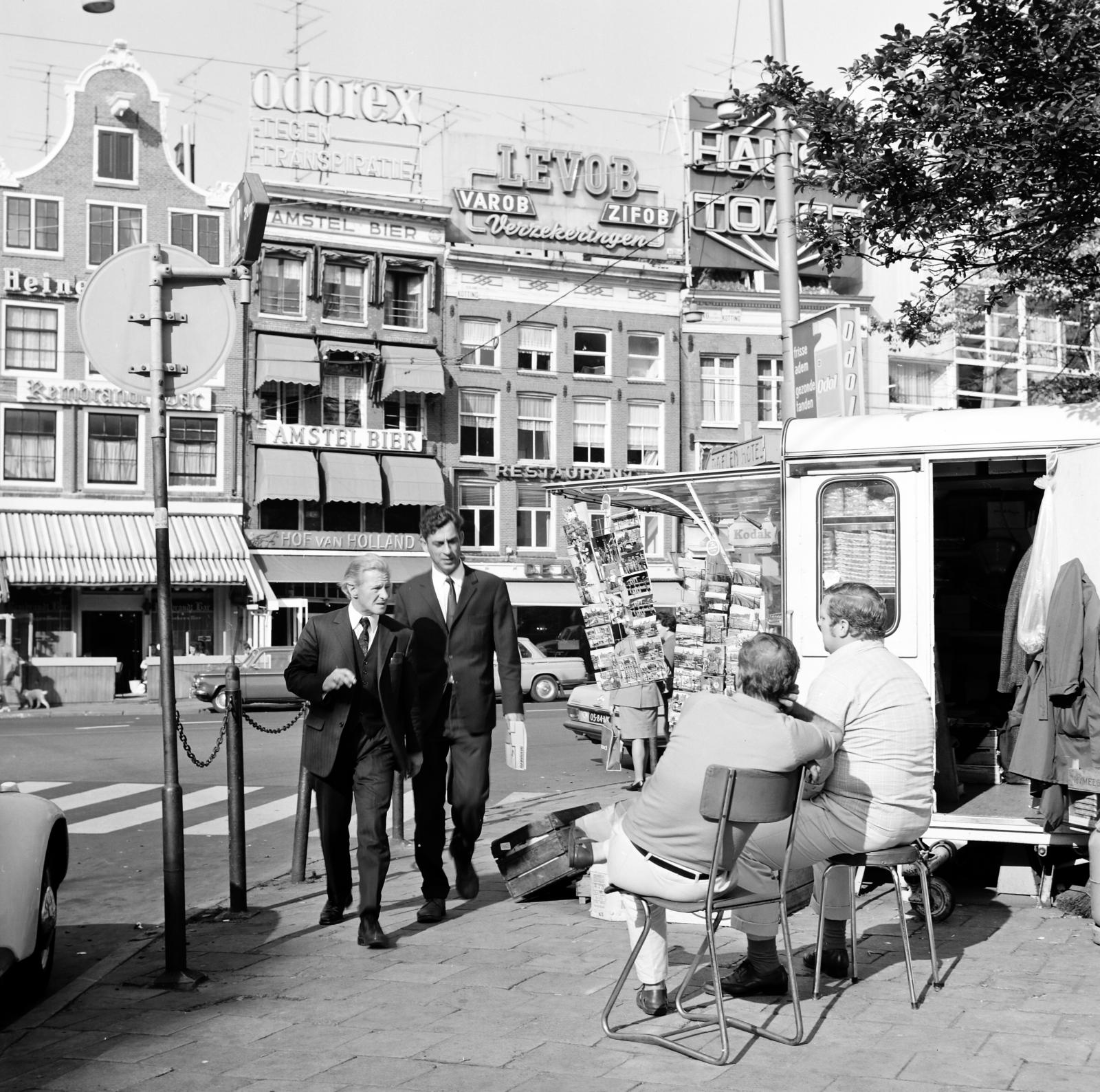 Netherlands, Amsterdam, Rembrandtplein, szemben bal szélen a Halvemaansteeg sarkán álló épület., 1974, Gyurkó Zsolt, Fortepan #292320