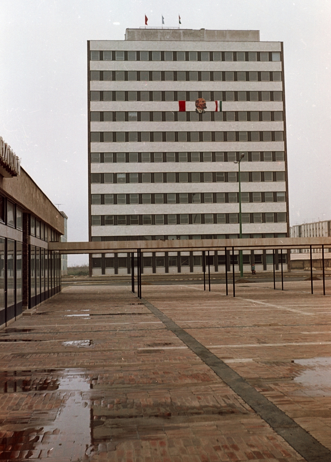 Hungary, Dunaújváros, Városháza., 1970, Építésügyi Dokumentációs és Információs Központ, VÁTI, colorful, Lenin-portrayal, public building, Fortepan #29233