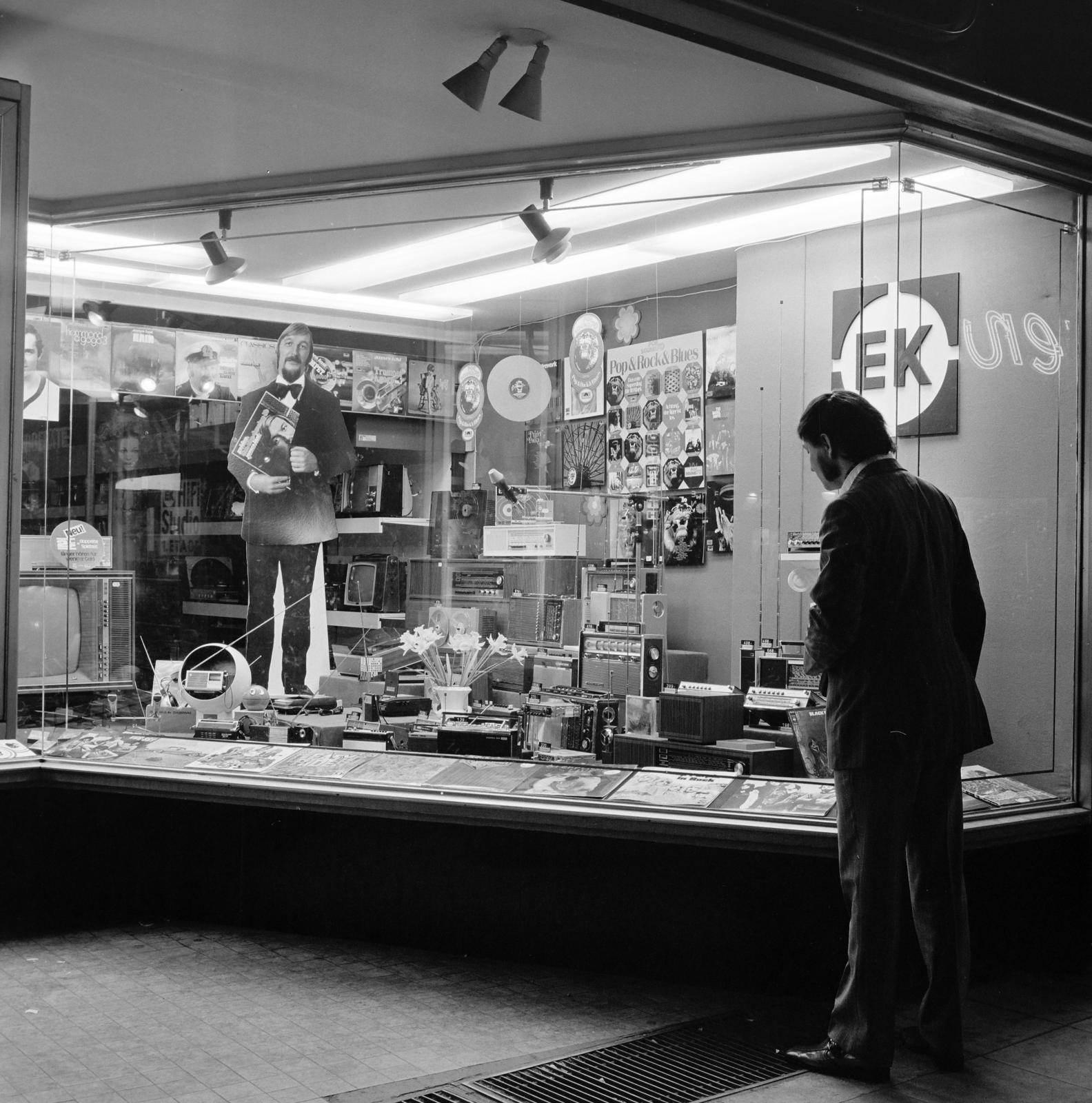 Németország, Köln, Koslik Rudolf dzsesszgitáros., 1970, Gyurkó Zsolt, Koslik Rudolf, képarány: négyzetes, neon lámpa, műszaki cikk, kirakat, Best of, Fortepan #292332