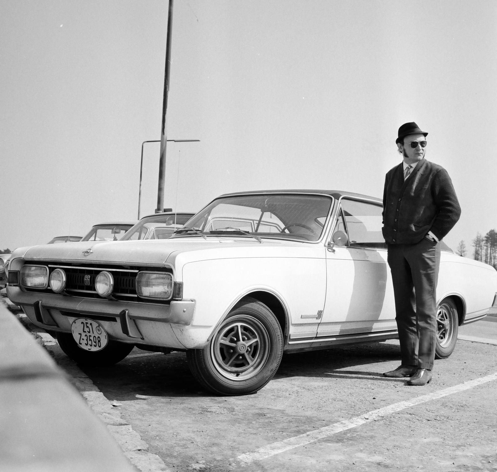 Germany, Koslik Rudolf dzsesszgitáros., 1969, Gyurkó Zsolt, hands in pockets, shades, automobile, number plate, Best of, Fortepan #292363