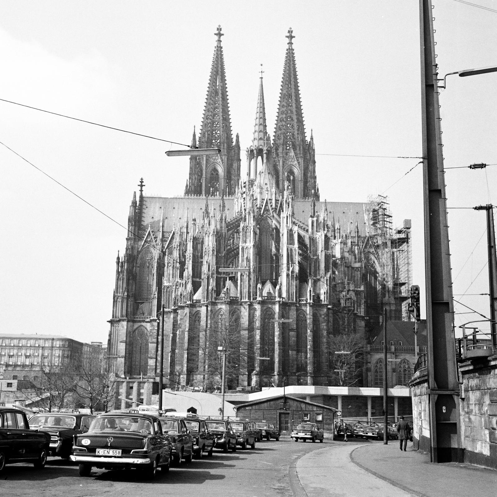 Germany, Köln, Bahndammstraße, szemben a Dóm., 1976, Gyurkó Zsolt, Fortepan #292365