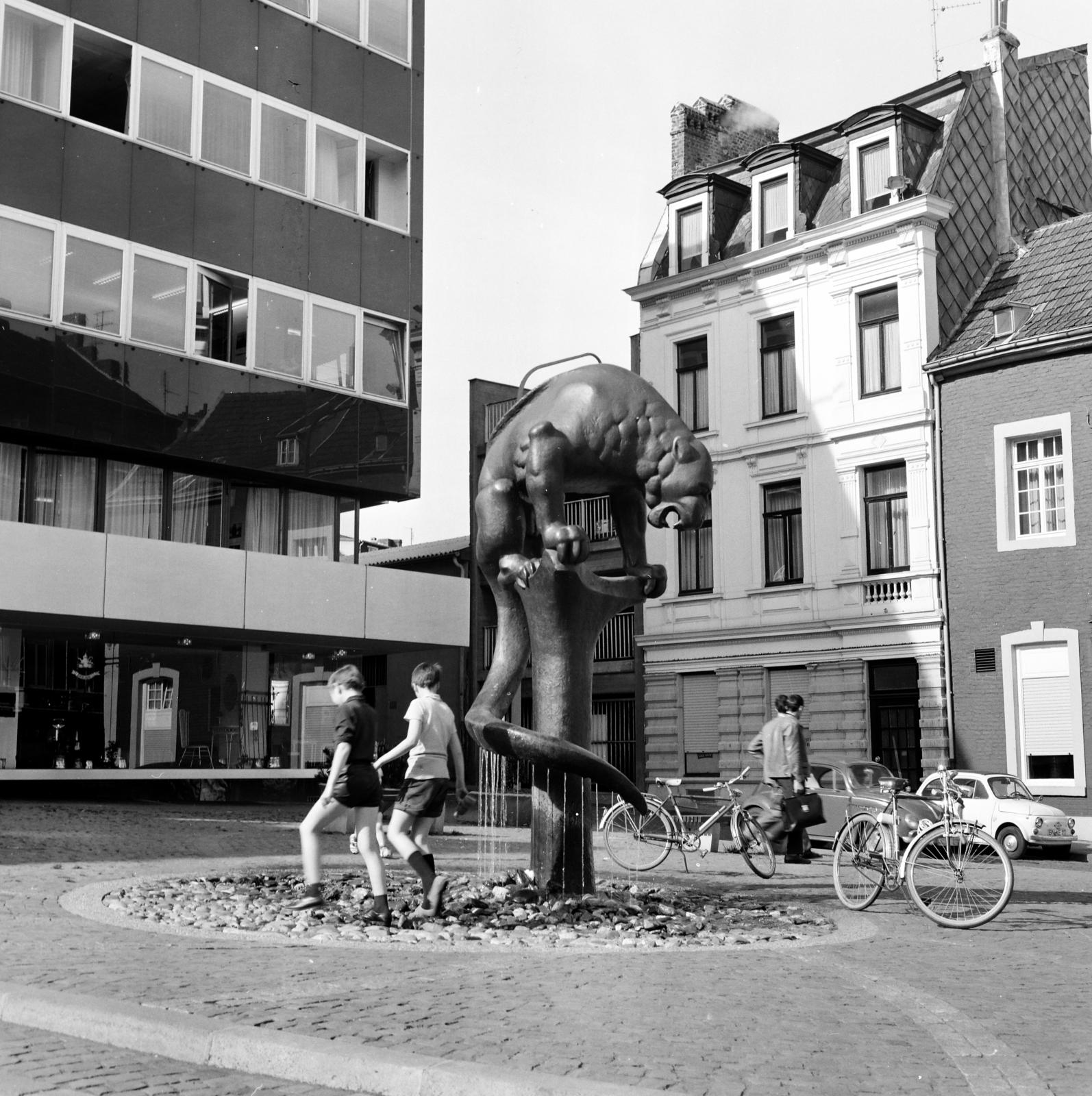 Németország, Aachen, Büchel, a mitikus szörnyeteget ábrázoló Bahkauv szökőkút., 1976, Gyurkó Zsolt, Koslik Rudolf, Fortepan #292367