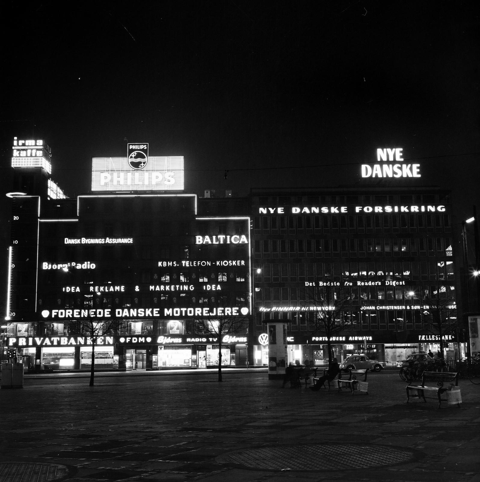 Dánia, Koppenhága, Raadhuspladsen, szemben a H. C. Andersens Boulevard, épülettömb a Vesterbrogade és a Jernbanegade között., 1976, Gyurkó Zsolt, Koslik Rudolf, Fortepan #292377