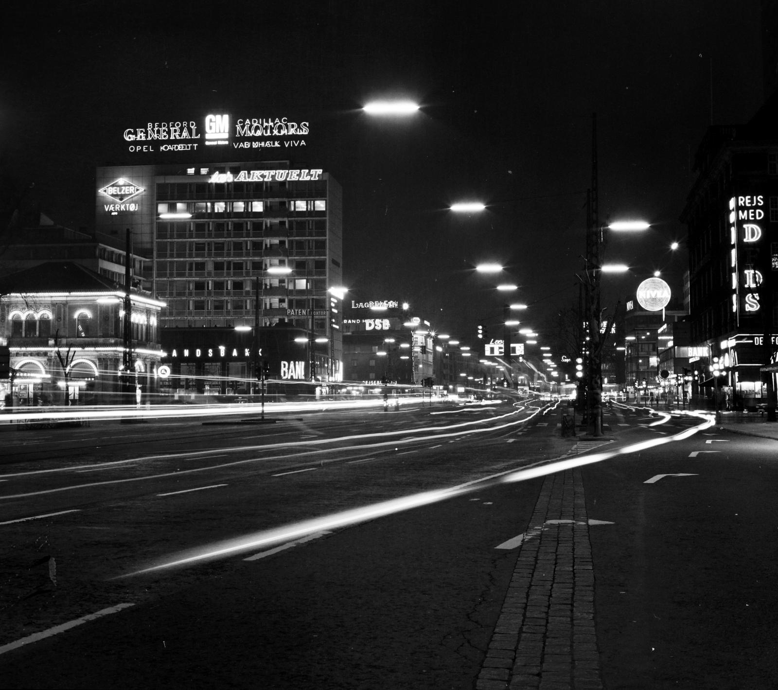 Dánia, Koppenhága, Vesterbrogade a H. C. Andersens Boulevard irányából a Bernstorffsgade sarkán álló Landsbank épülete felé nézve, bal szélen a Tivoli főbejárata., 1976, Gyurkó Zsolt, Koslik Rudolf, Fortepan #292379