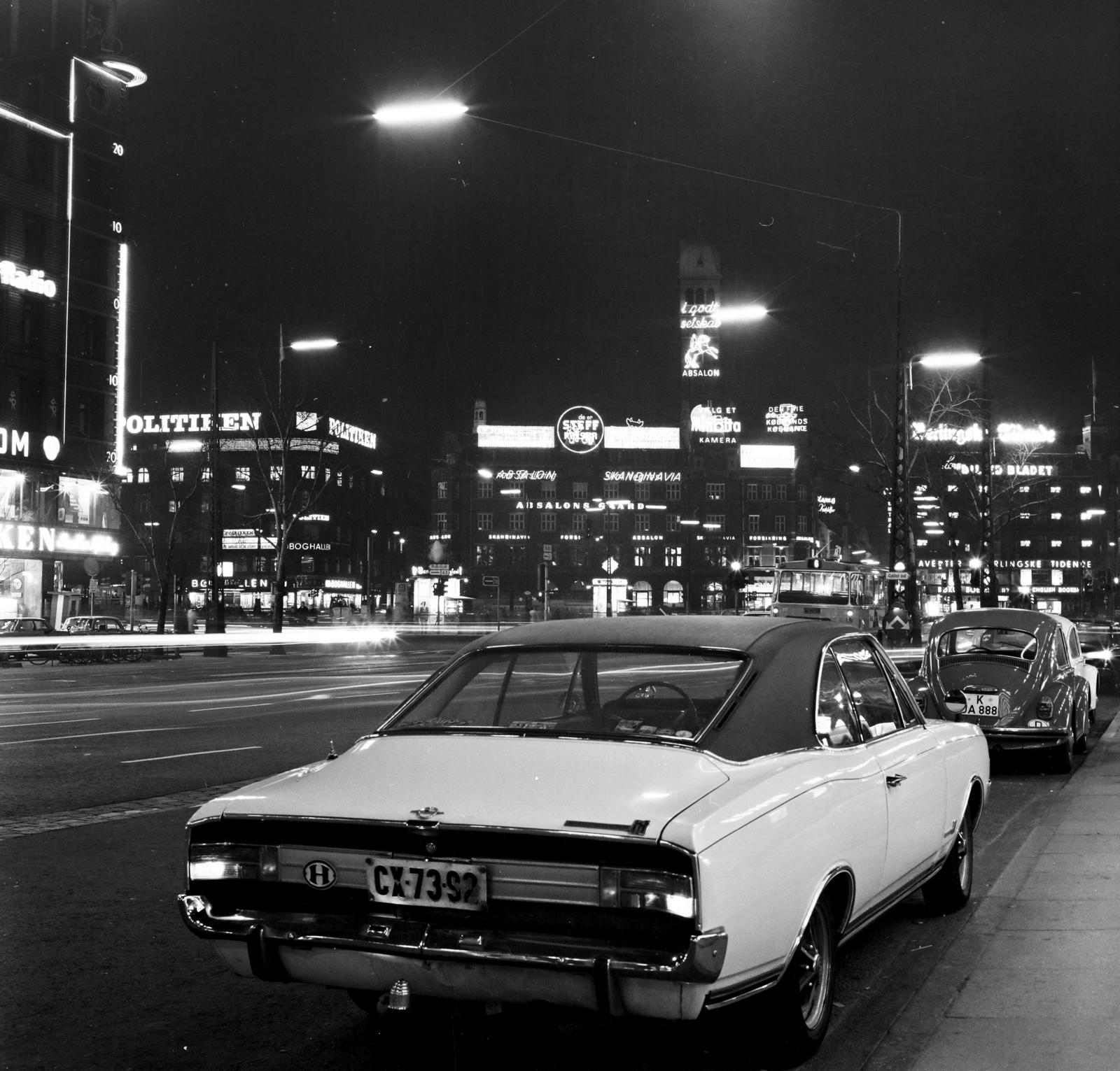Denmark, Copenhagen, Vesterbrogade, a felvétel a Palladium mozi főbejárata előtt készült. Szemben a Raadhuspladsen épületsora, bal szélen a H. C. Andersens Boulevard sarkán álló épület látható., 1976, Gyurkó Zsolt, Volkswagen Beetle, Volkswagen-brand, Fortepan #292381