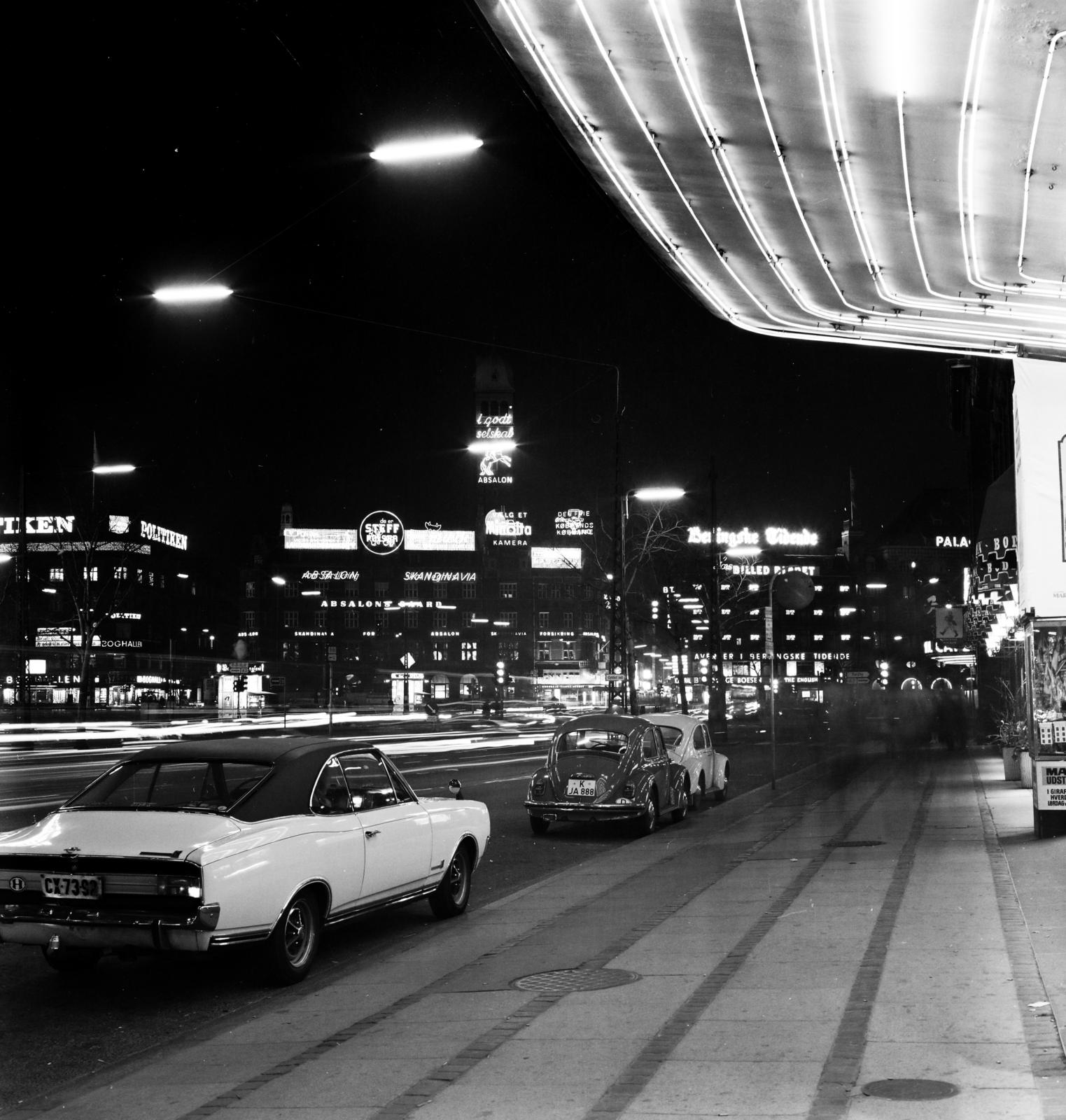 Dánia, Koppenhága, Vesterbrogade, a felvétel a Palladium mozi főbejárata előtt készült. Szemben a Raadhuspladsen épületsora., 1976, Gyurkó Zsolt, Koslik Rudolf, Volkswagen Bogár, Volkswagen-márka, rendszám, Fortepan #292382