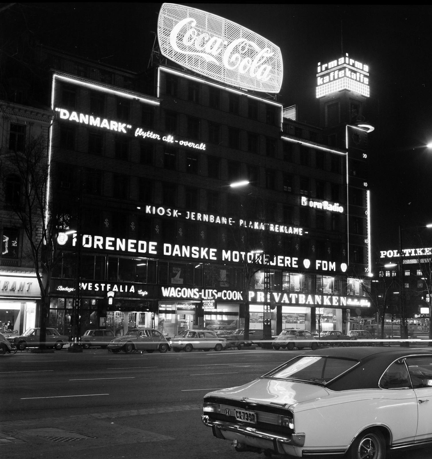 Dánia, Koppenhága, Vesterbrogade, a felvétel a Palladium mozi főbejárata előtt készült. Szemben a H. C. Andersens Boulevard sarkán álló épület látható., 1976, Gyurkó Zsolt, Koslik Rudolf, Fortepan #292383