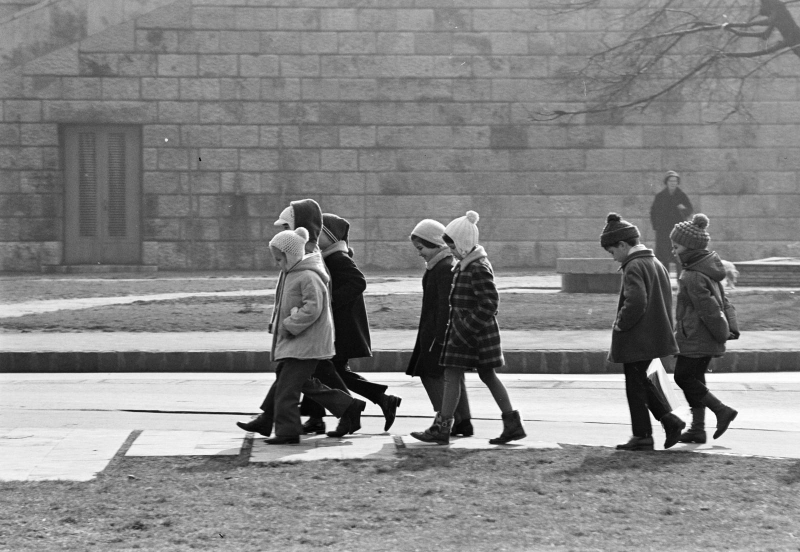 Magyarország, Budapest V., Március 15. tér, háttérben az Erzsébet hídhoz vezető lépcső látható., 1975, Inkey Tibor, Budapest, télikabát, gyerekek, sapka, csizma, Fortepan #292394