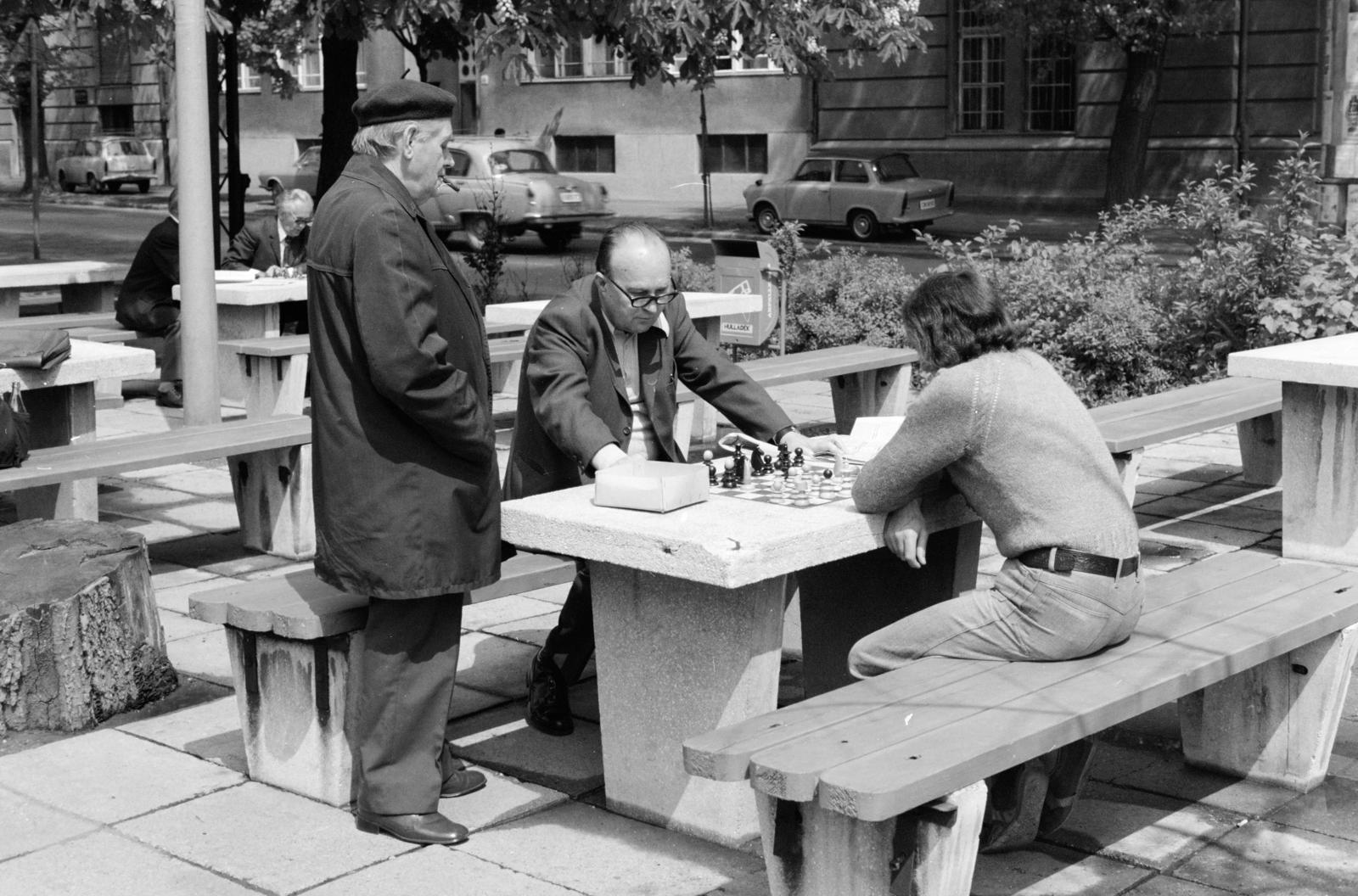 Magyarország, Budapest I., Horváth-kert, sakk asztalok az Attila út közelében, háttérben a 45-ös számú ház látható., 1972, Inkey Tibor, hárman, pad, sakktábla, sakk, Budapest, Fortepan #292397
