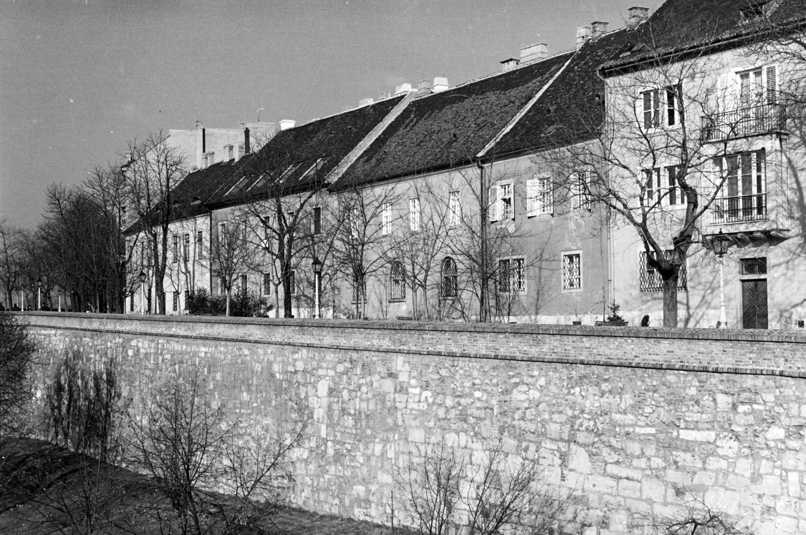 Magyarország, budai Vár, Budapest I., kilátás a Fehérvári rondelláról, szemben a Tóth Árpád sétány melletti házsor látható., 1975, Inkey Tibor, Budapest, Fortepan #292399