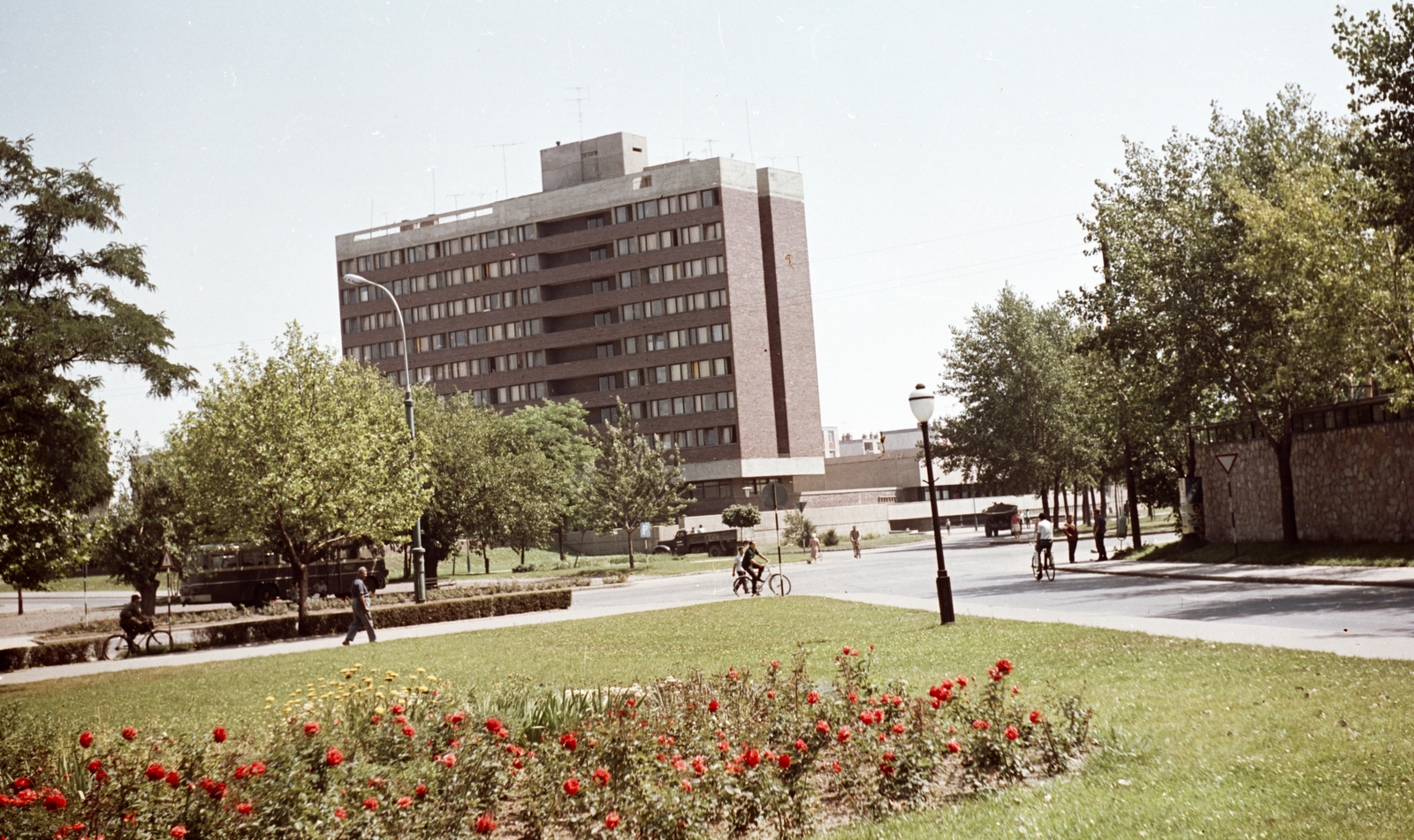 Hungary, Dunaújváros, Nővérszálló (garzonház) az Építők útja, Vasmű út kereszteződéséből., 1962, Építésügyi Dokumentációs és Információs Központ, VÁTI, colorful, Fortepan #29240
