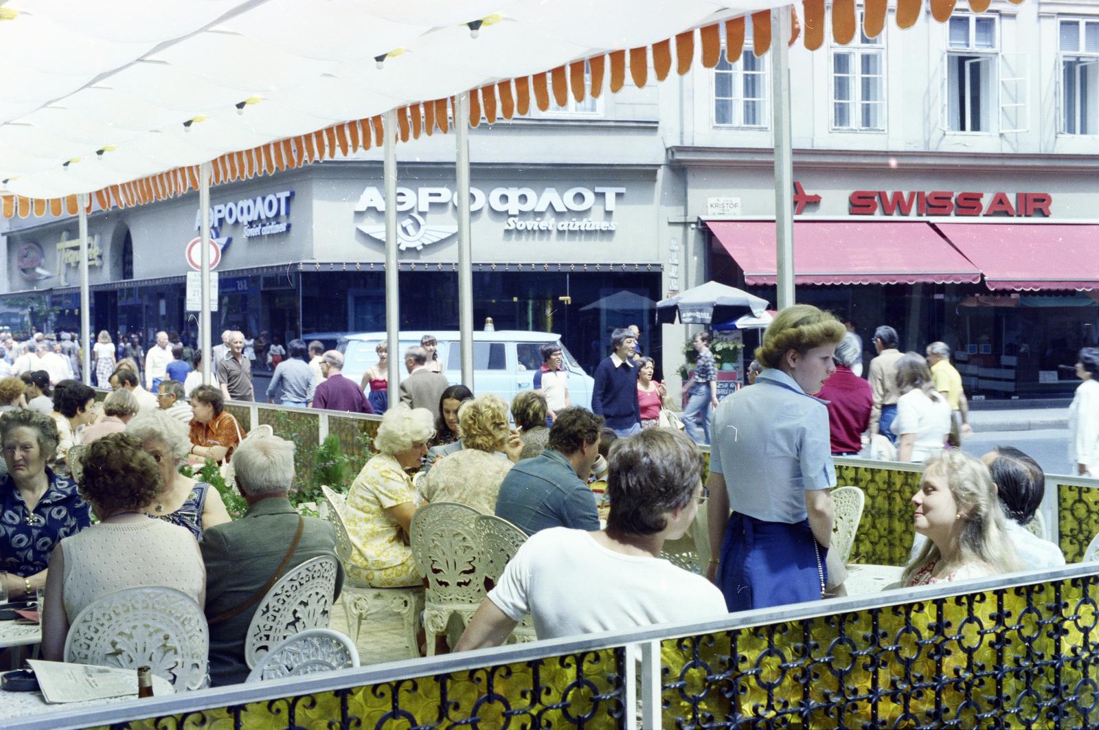 Hungary, Budapest V., Váci utca, az Anna presszó terasza, jobbra a Kristóf tér., 1980, Inkey Tibor, colorful, hospitality, terrace, Aeroflot airlines, Swissair airlines, Budapest, Fortepan #292411