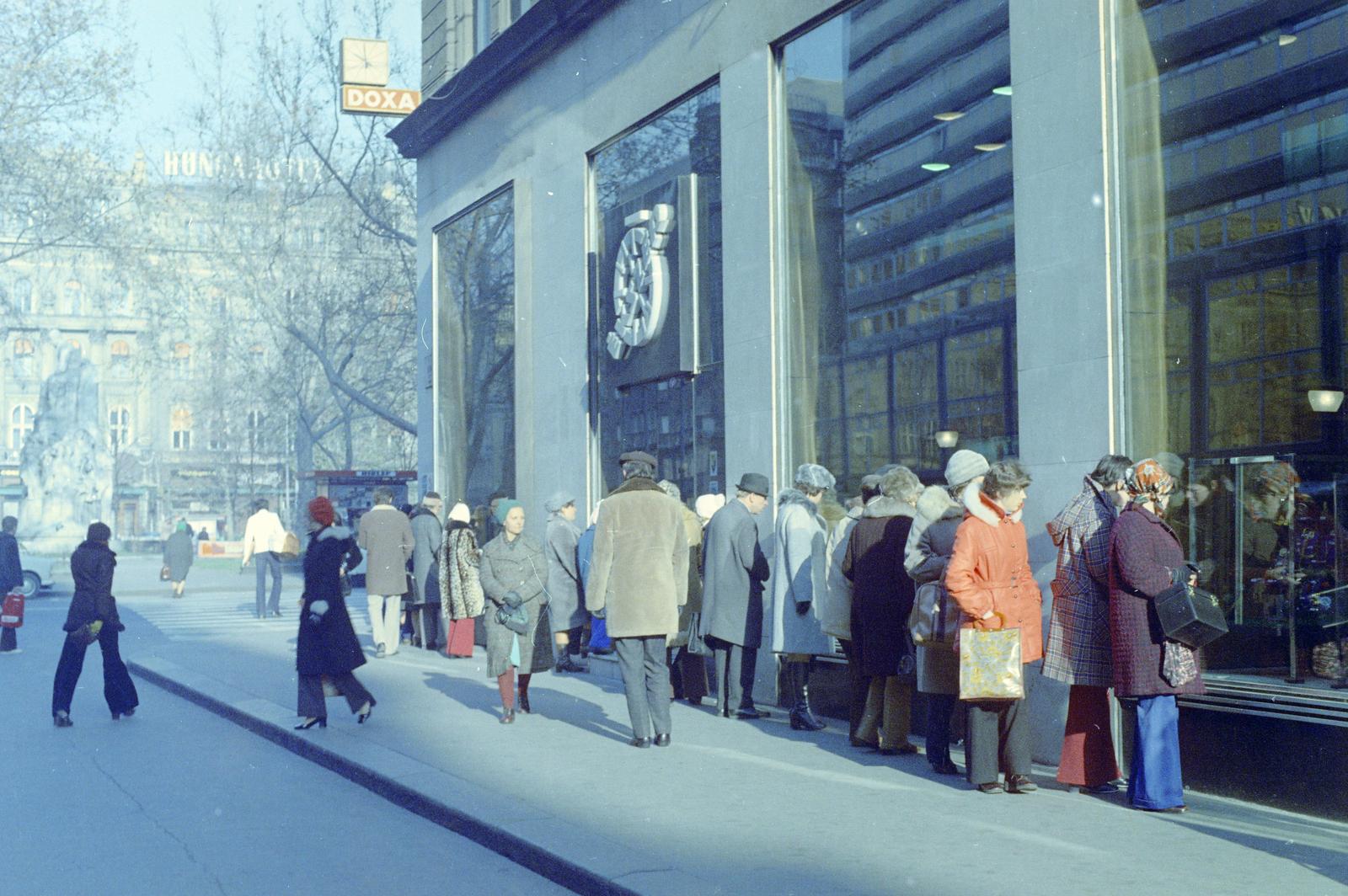 Hungary, Budapest V., Váci utca, szemben a Vörösmarty tér., 1973, Inkey Tibor, Budapest, colorful, Show window, curiosity, public clock, Fortepan #292415