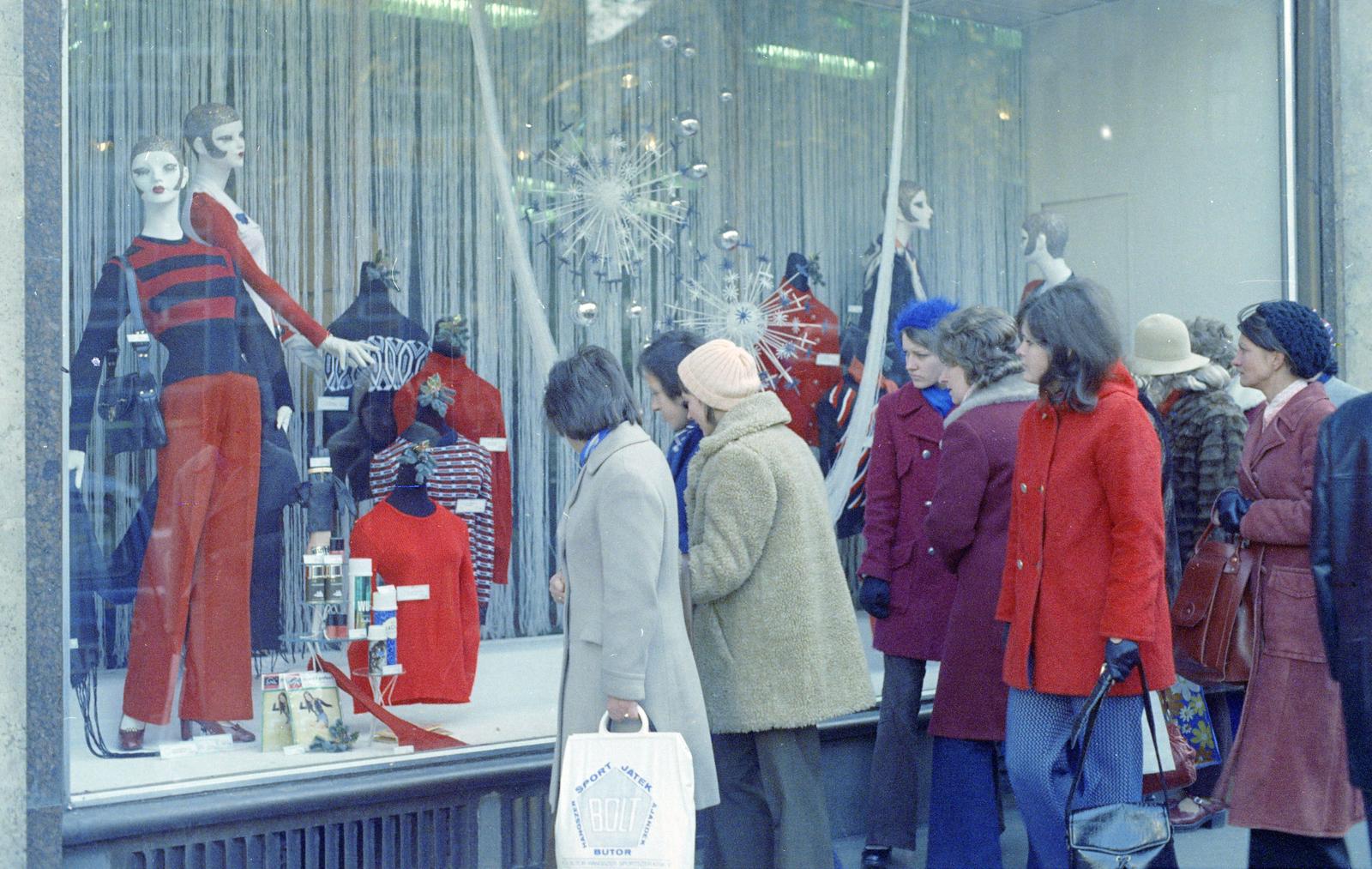 Magyarország, Budapest V., Vörösmarty tér, a Luxus Áruház kirakata., 1973, Inkey Tibor, Budapest, nők, színes, kirakat, divatáru, Fortepan #292416