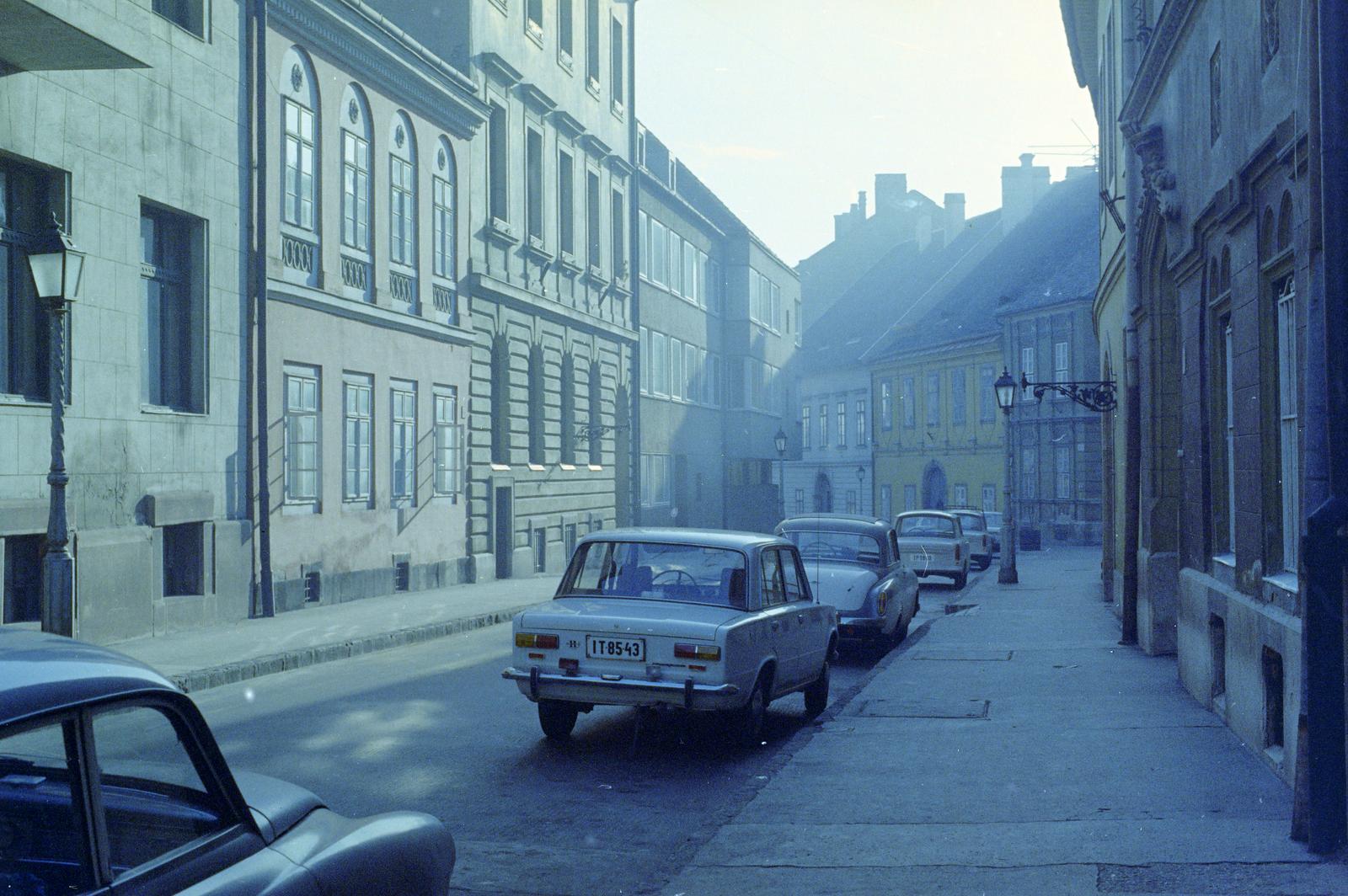 Hungary, Budapest I., Úri utca, a felvétel 8-as számú épület, a Széchenyi palota előtt készült. Szemben a kiuró épület a Dísz tér sarkán áll., 1977, Inkey Tibor, street view, colorful, number plate, Budapest, Fortepan #292418