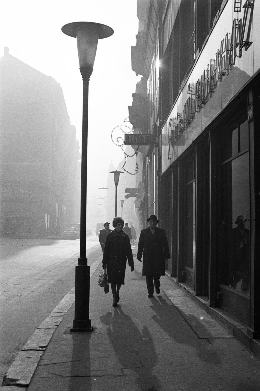 Magyarország, Budapest V., Szervita (Martinelli) tér, háttérben a Petőfi Sándor utca., 1966, Inkey Tibor, utcakép, árnyék, lámpaoszlop, séta, köd, járókelő, Budapest, Best of, Fortepan #292419