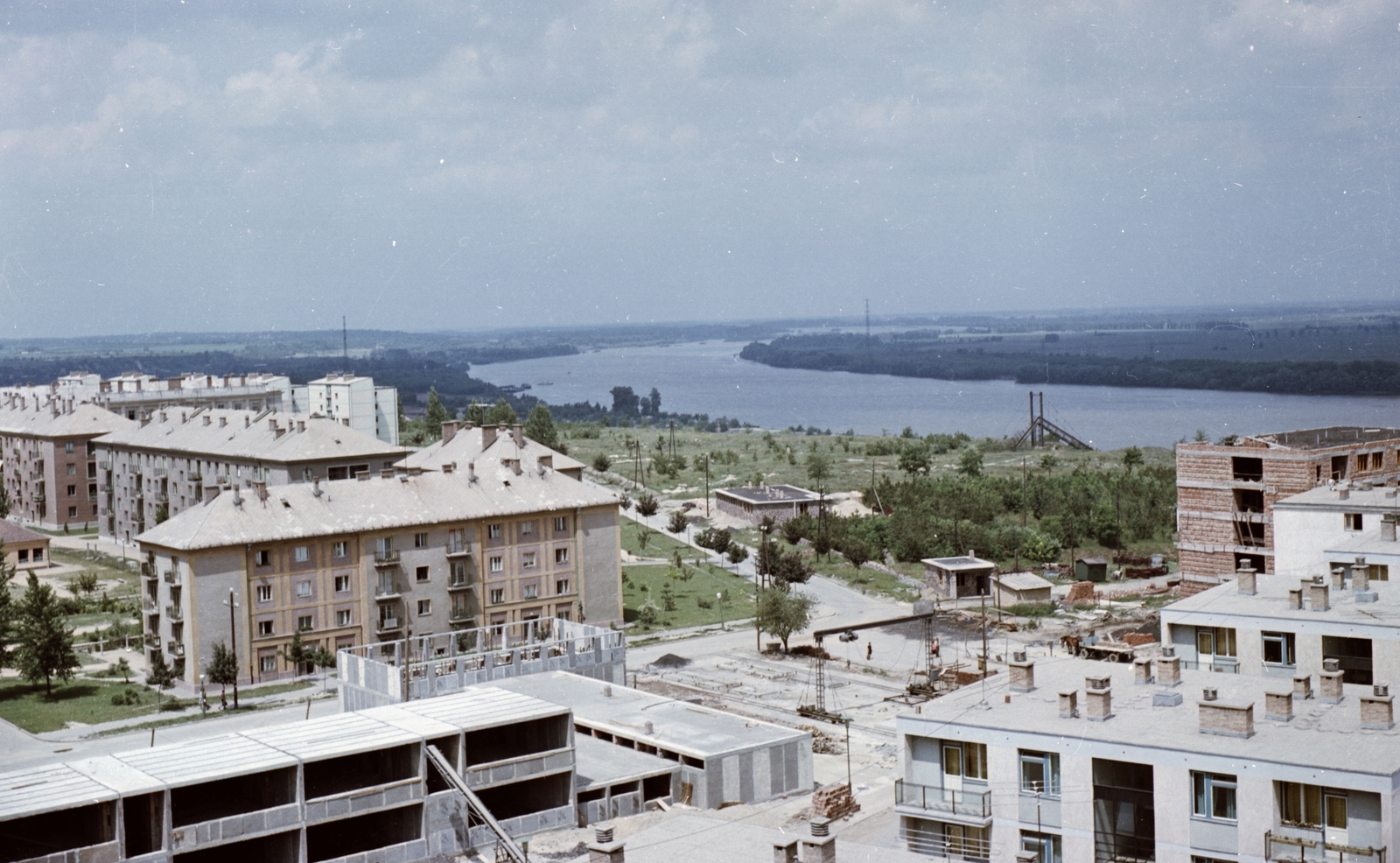 Hungary, Dunaújváros, Dunasor városrész, Kohász utca - Dunasor kereszteződése a Nővérszállóról nézve., 1962, Építésügyi Dokumentációs és Információs Központ, VÁTI, colorful, construction, Fortepan #29242