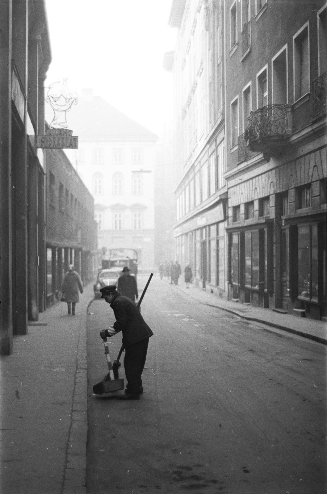 Magyarország, Budapest V., Régi posta utca, a Petőfi Sándor és Váci utca közötti házsor., 1966, Inkey Tibor, Budapest, Fortepan #292423