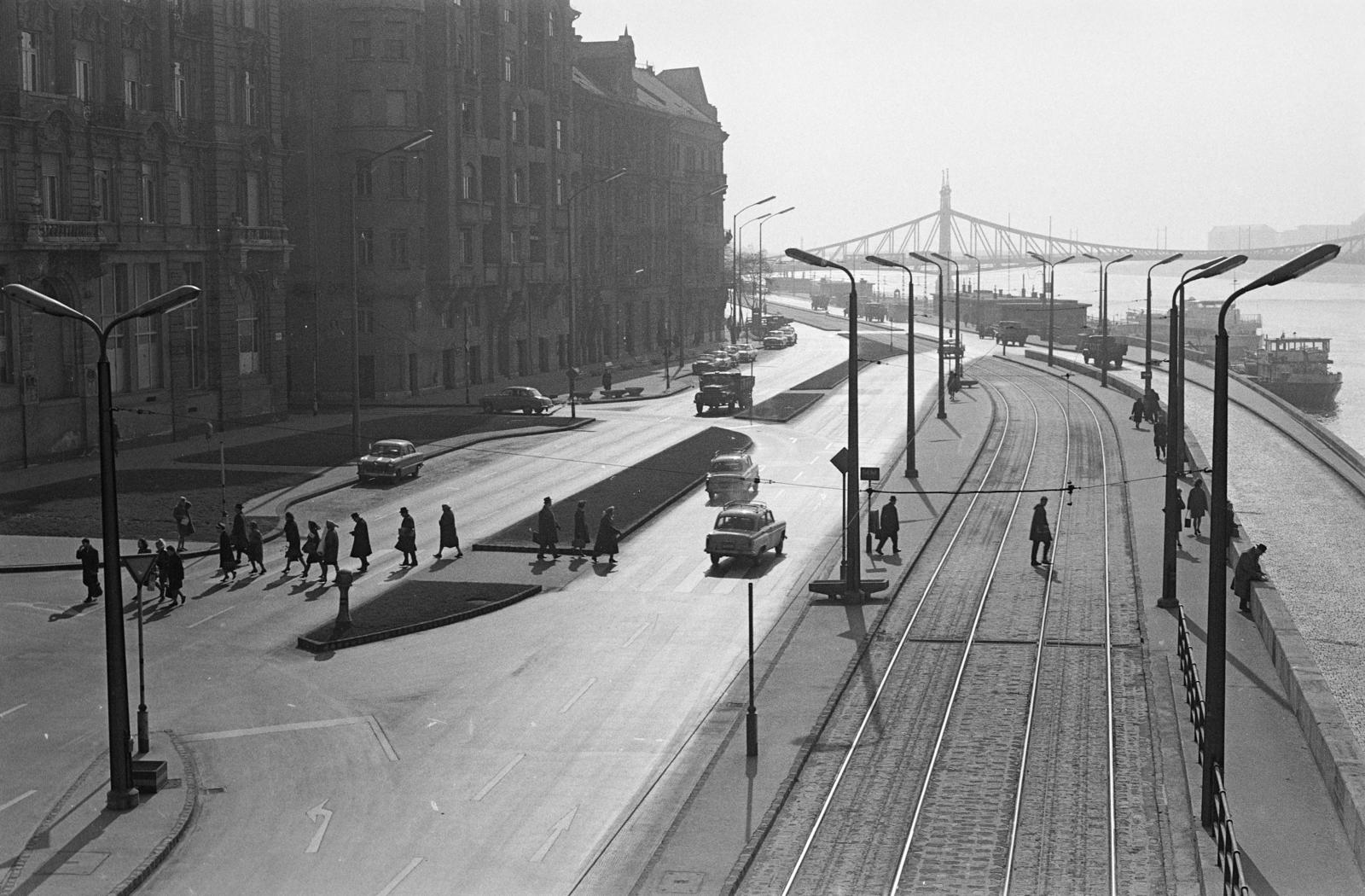 Hungary, Budapest V., rálátás a Belgrád rakpartra az Erzsébet híd pesti hídfőjéről, háttérben a Szabadság híd., 1967, Inkey Tibor, Budapest, street lamp, csibi lamp, crosswalk, tram stop, pedestrian, rails, Fortepan #292429