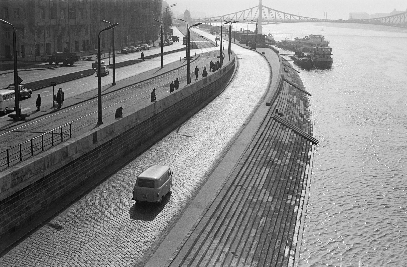 Hungary, Budapest V., rálátás a Belgrád rakpartra az Erzsébet híd pesti hídfőjéről, háttérben a Szabadság híd., 1967, Inkey Tibor, Barkas-brand, wharf, Budapest, Fortepan #292430