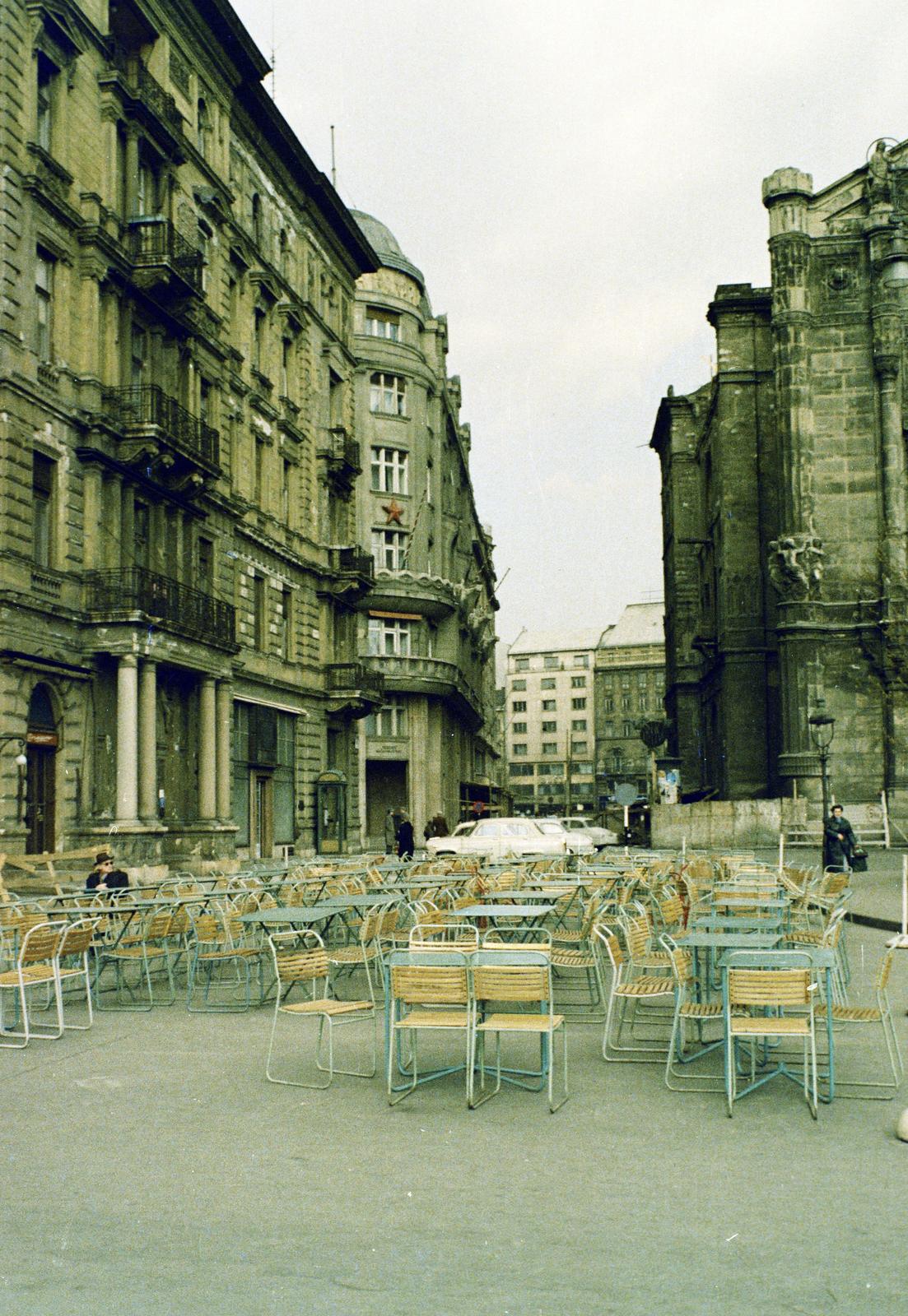 Magyarország, Budapest V., Vigadó tér, a Dunacorso étterem kerthelyisége a Thonet-udvar előtt. Háttérben a Vigadó utcán át a Vörösmarty tér látszik., 1964, Inkey Tibor, színes, Budapest, Fortepan #292439